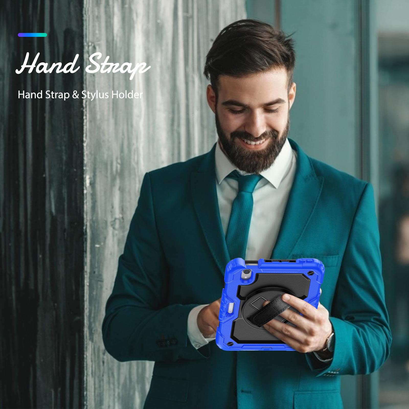 Mann im Anzug hält eine blaue Tablet-Hülle mit Handschlaufe. Text: Hand Strap & Stylus Holder.
