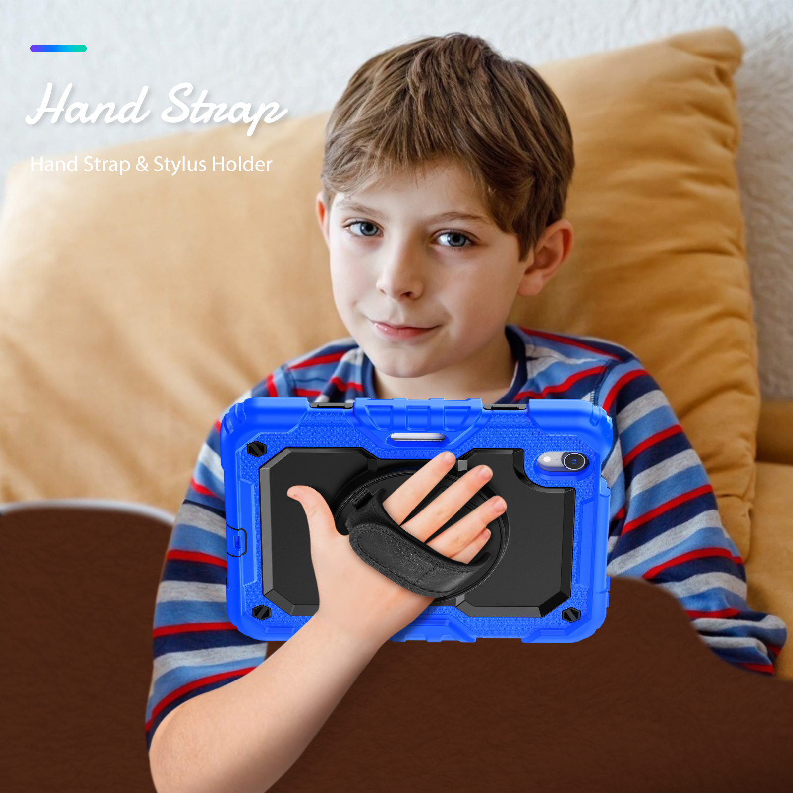 Ein Junge hält eine blaue Tablethülle mit Handschlaufe. Die Hülle schützt das Tablet. Beiger Hintergrund.