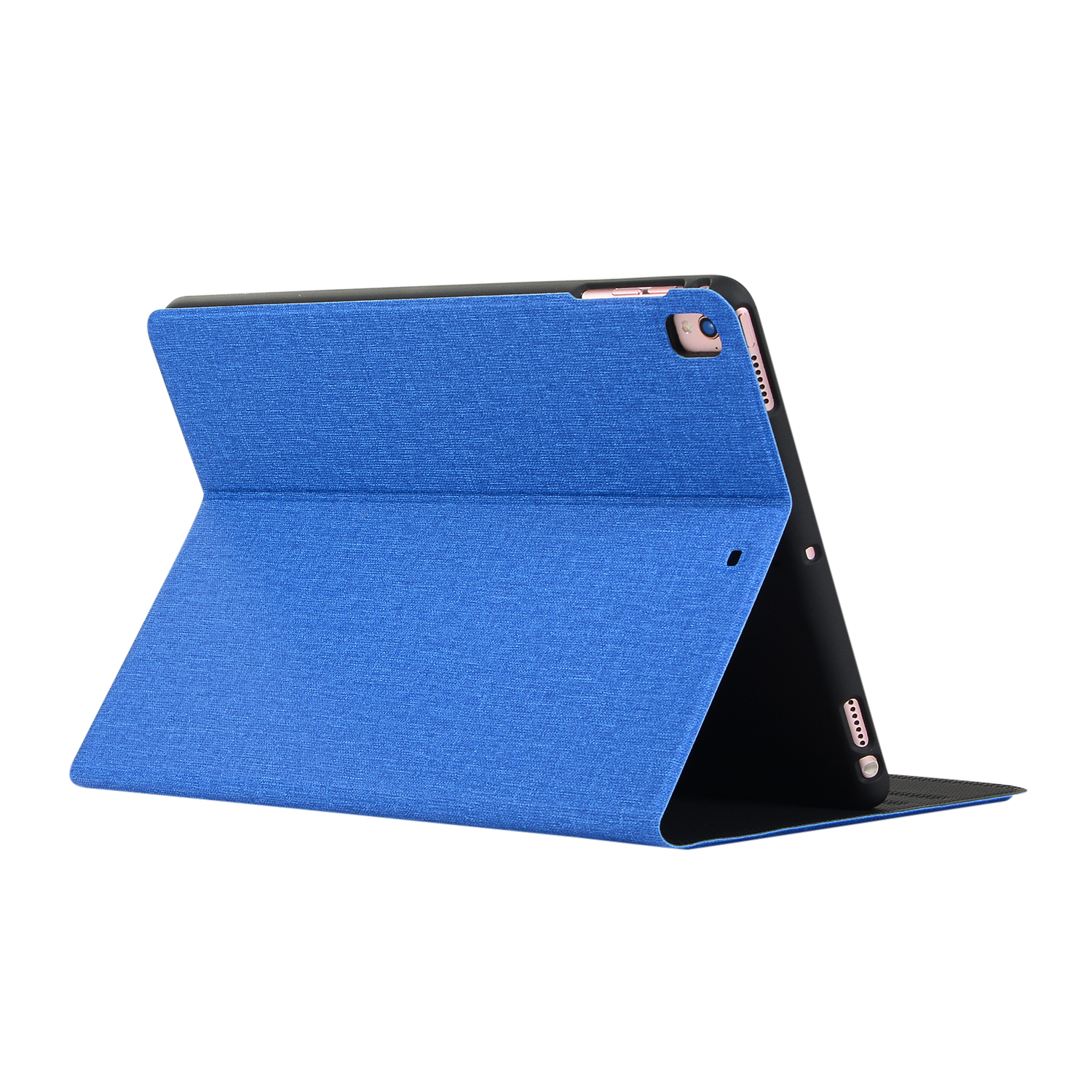Blaue Tablet-Hülle, offen, angewinkelt. Blauer Stoffbezug, schwarzes Innere, rosa Kante.