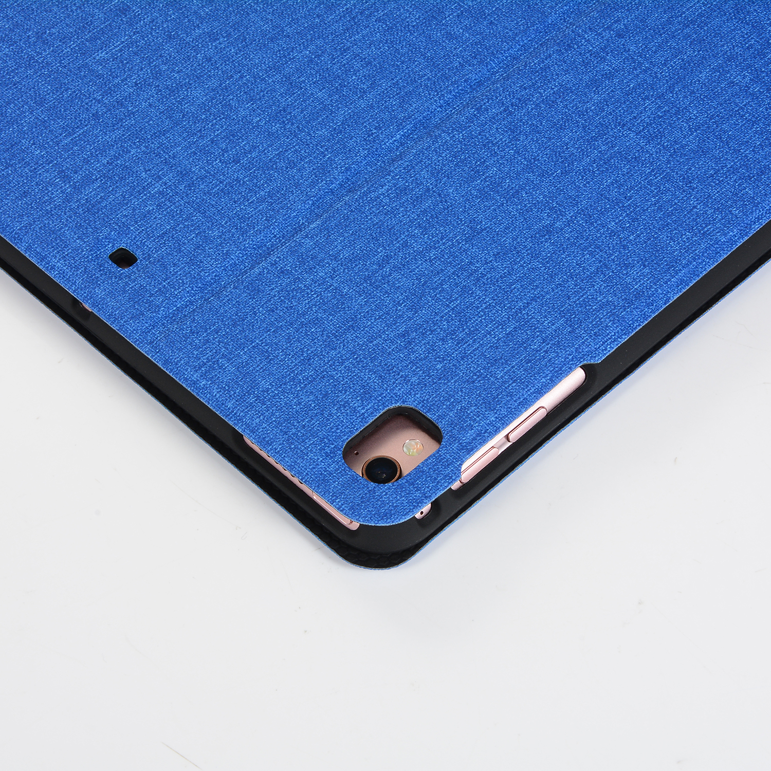 Nahaufnahme einer blauen Tablet-Hülle. Kamera und Knöpfe sind sichtbar.