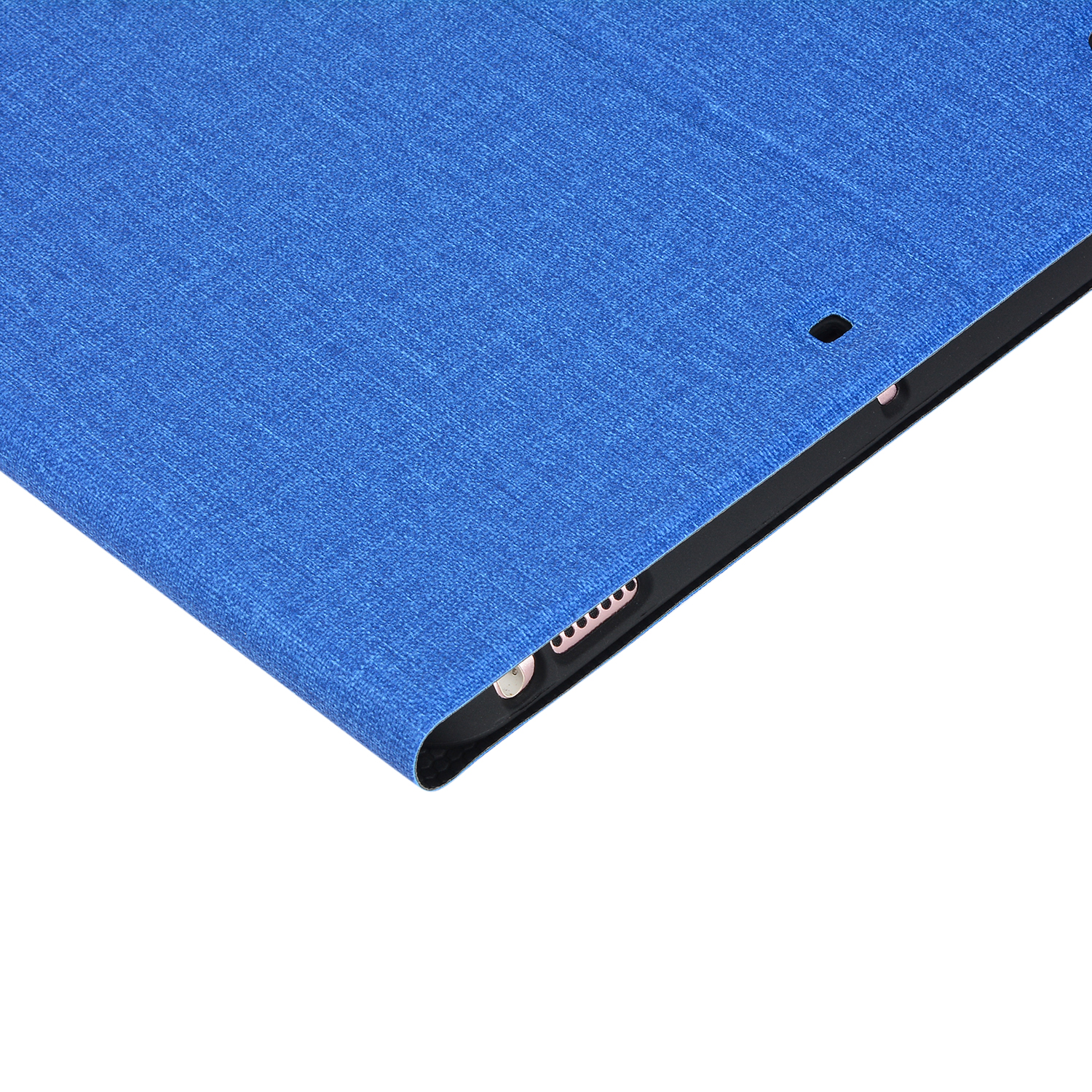 Detail der Tabletkante. Blaue Stoffhülle mit schwarzem Rand und sichtbaren Anschlüssen. Weißer Hintergrund.