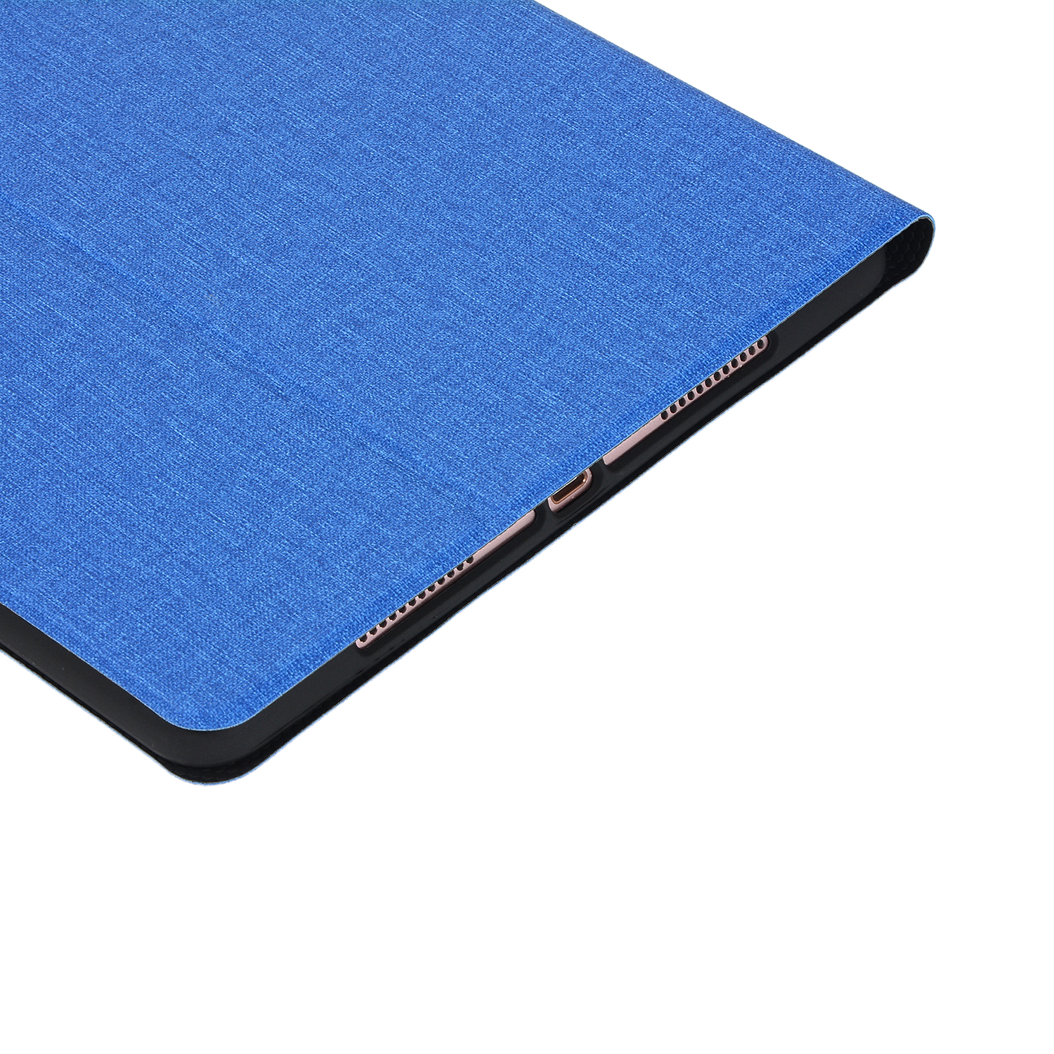 Nahaufnahme einer blauen Tablet-Hülle. Die Hülle hat eine strukturierte Oberfläche. Der Hintergrund ist weiß.