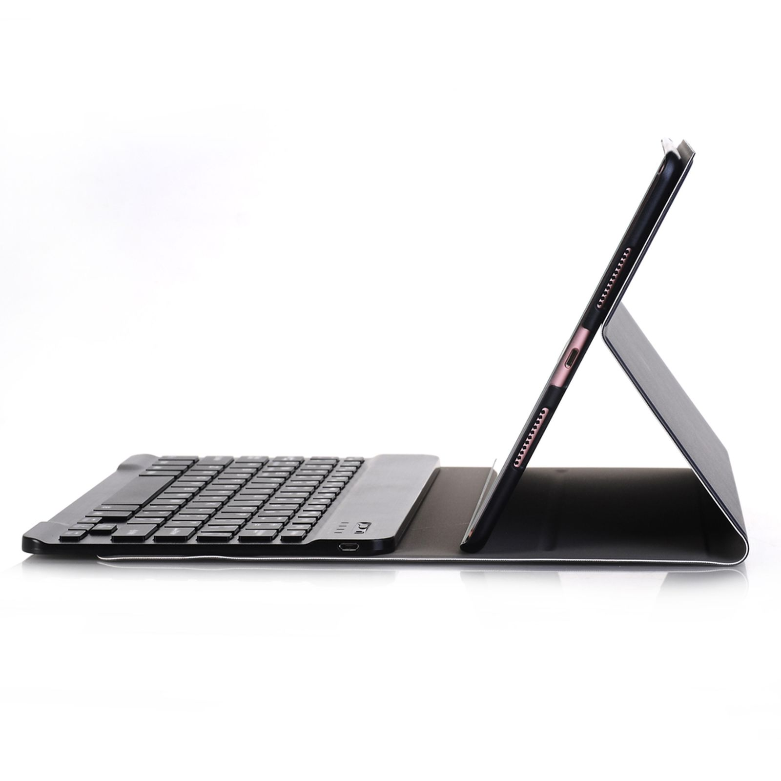 Tablet mit Tastaturhülle. Die Tastatur ist schwarz, das Tablet ist abgewinkelt.
