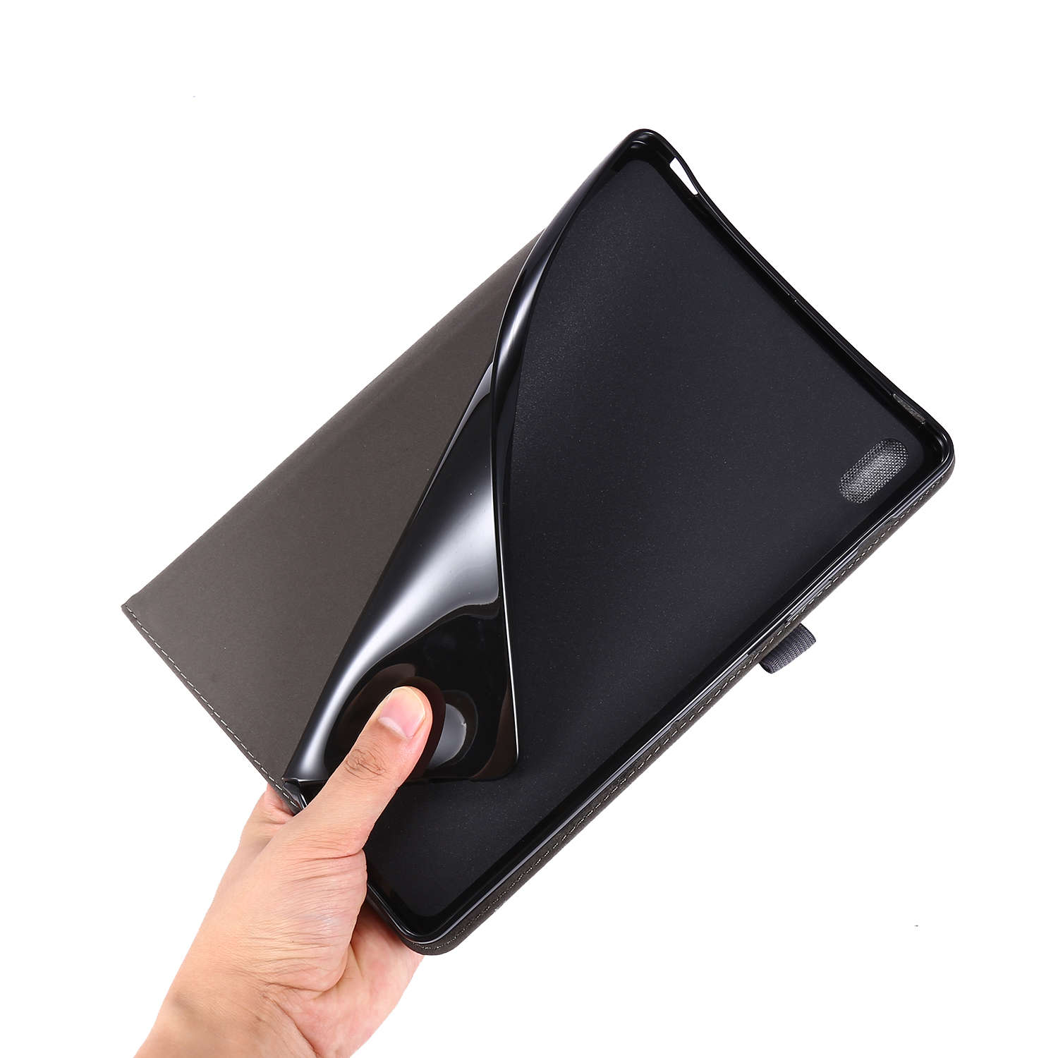 Hand, die ein Tablet hält, wobei die Hülle zurückgeklappt wird.