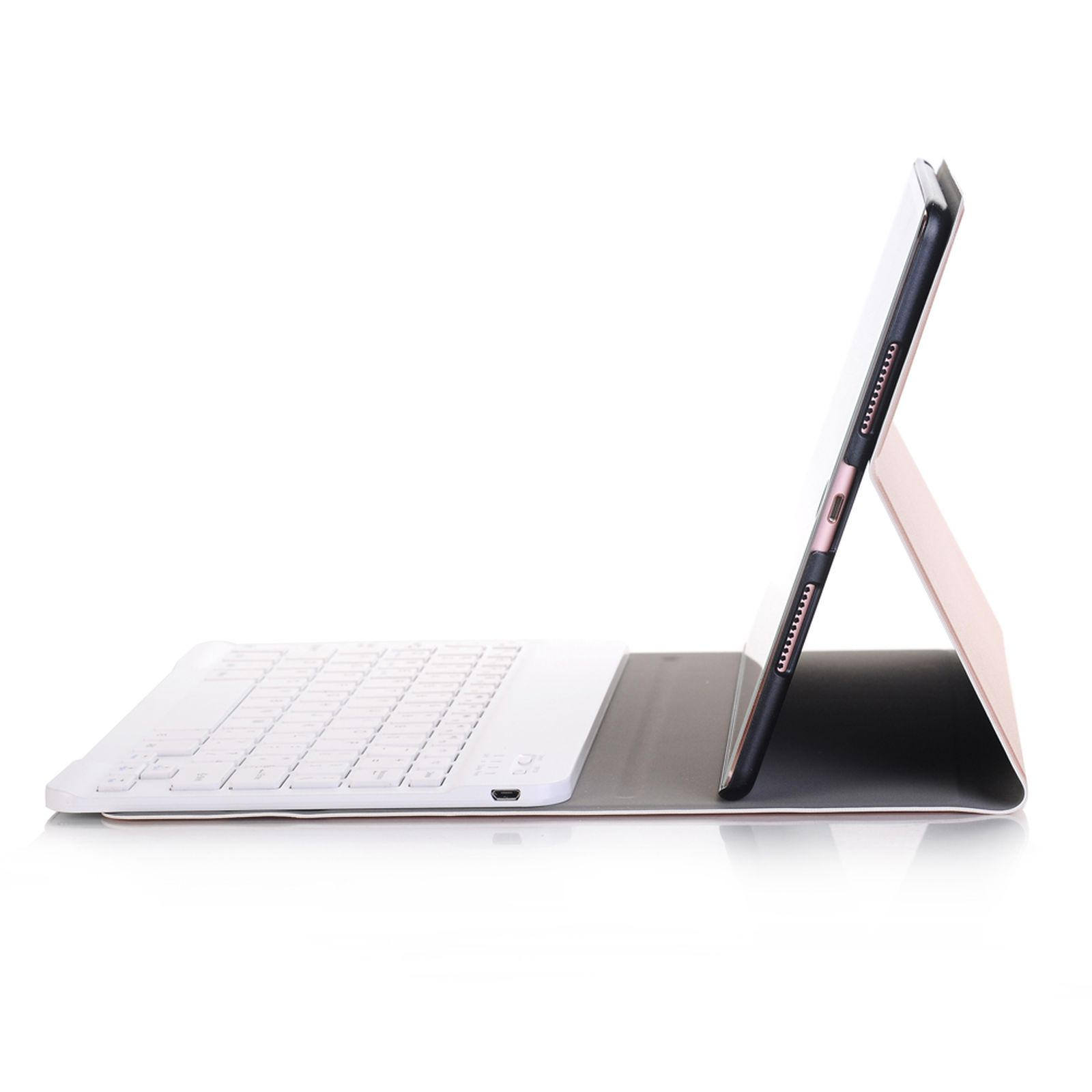 Tablet mit Tastaturhülle, Seitenansicht, weißer Hintergrund.