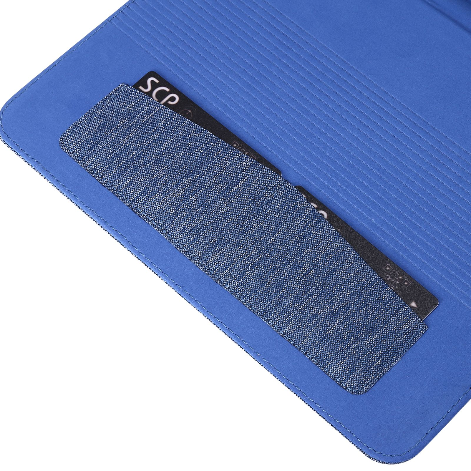 Blaue Tablet-Hülle mit Kartenfach. Zwei Karten sind in den Schlitz eingesetzt. Die Hülle ist blau.