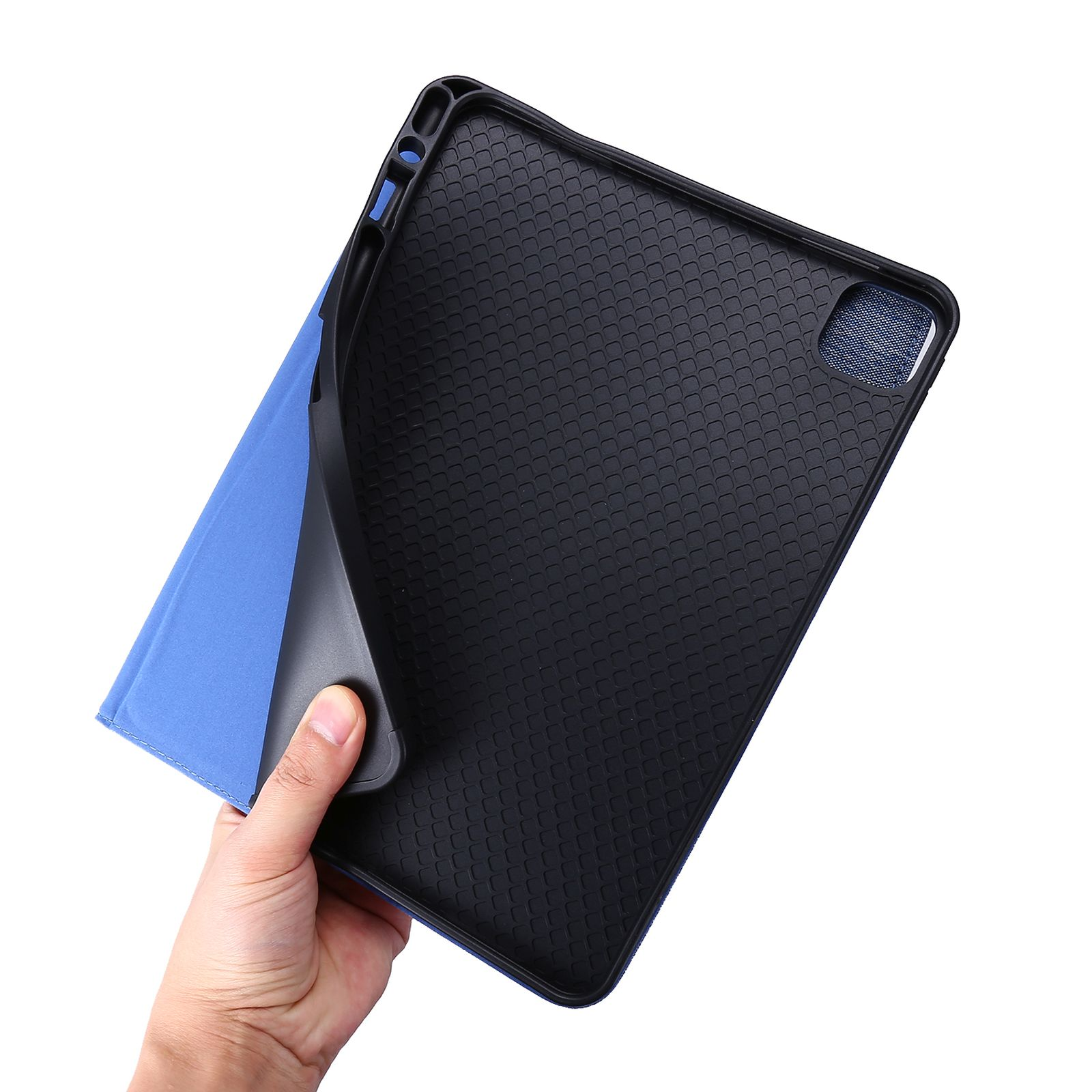Hand hält eine Tablethülle, innen schwarz mit blauem Außenbezug. Die Hülle ist offen.