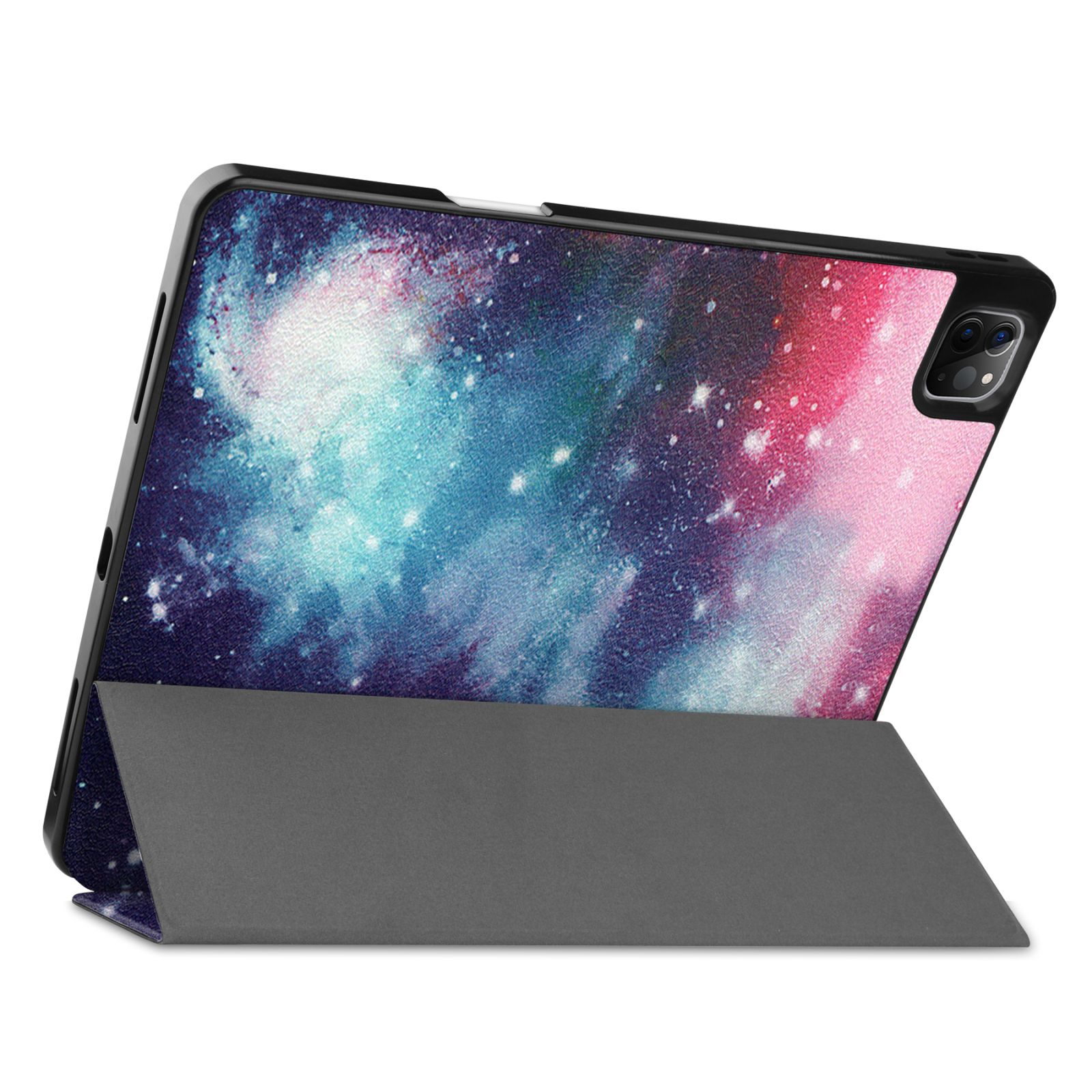 Tablet in einem Gehäuse mit Galaxiedesign. Gehäuse ist aufgestellt, die Rückseite ist sichtbar.