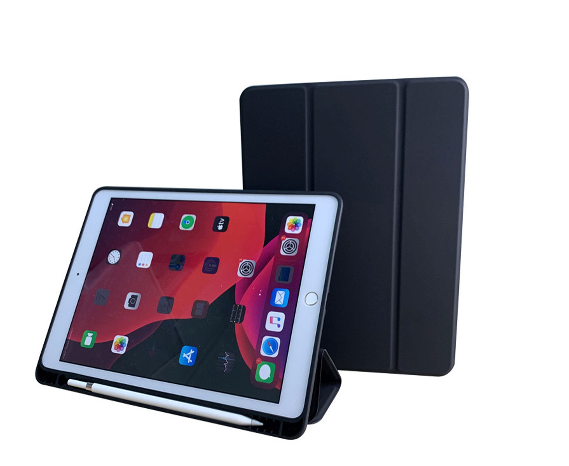 Ein offenes Tablet mit einem Stift auf einem Ständer neben einer geschlossenen schwarzen Tablet-Hülle, auf weißem Hintergrund.