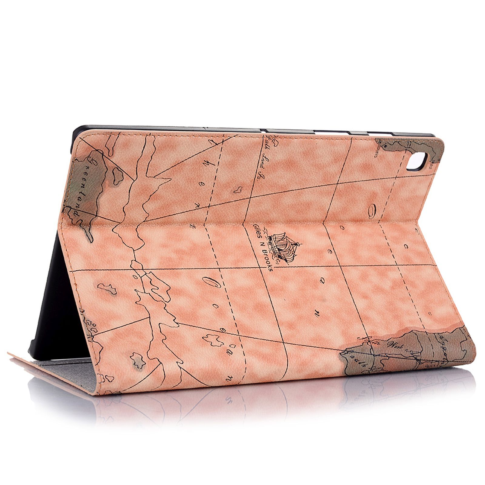 Ein Tablet in einer Hülle im Karten-Design, offen mit einer Karte auf weißer Oberfläche.