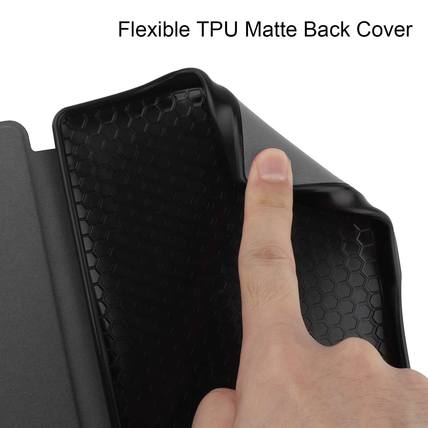 Eine Hand hebt eine Ecke einer schwarzen Tablet-Hülle an, um ein sechseckiges Muster zu enthüllen.
