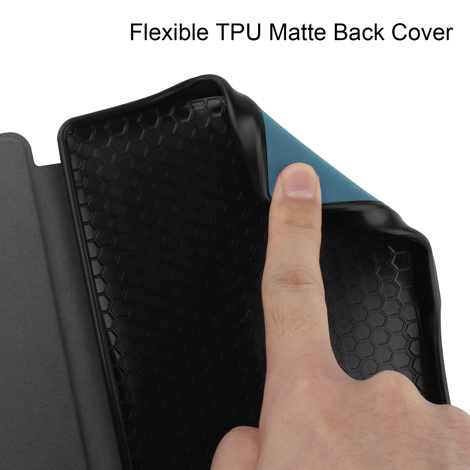Hand hebt Teil einer schwarzen Tablethülle mit wabenartigem Innenraum an. Der Tablet-Bildschirm ist blau.