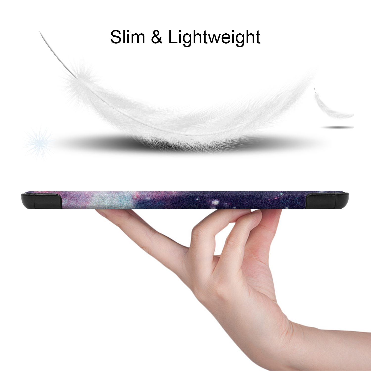 Ein Tablet wird von einer Hand gehalten. Die Hülle hat ein Galaxiemuster und eine weiße Feder schwebt darüber.