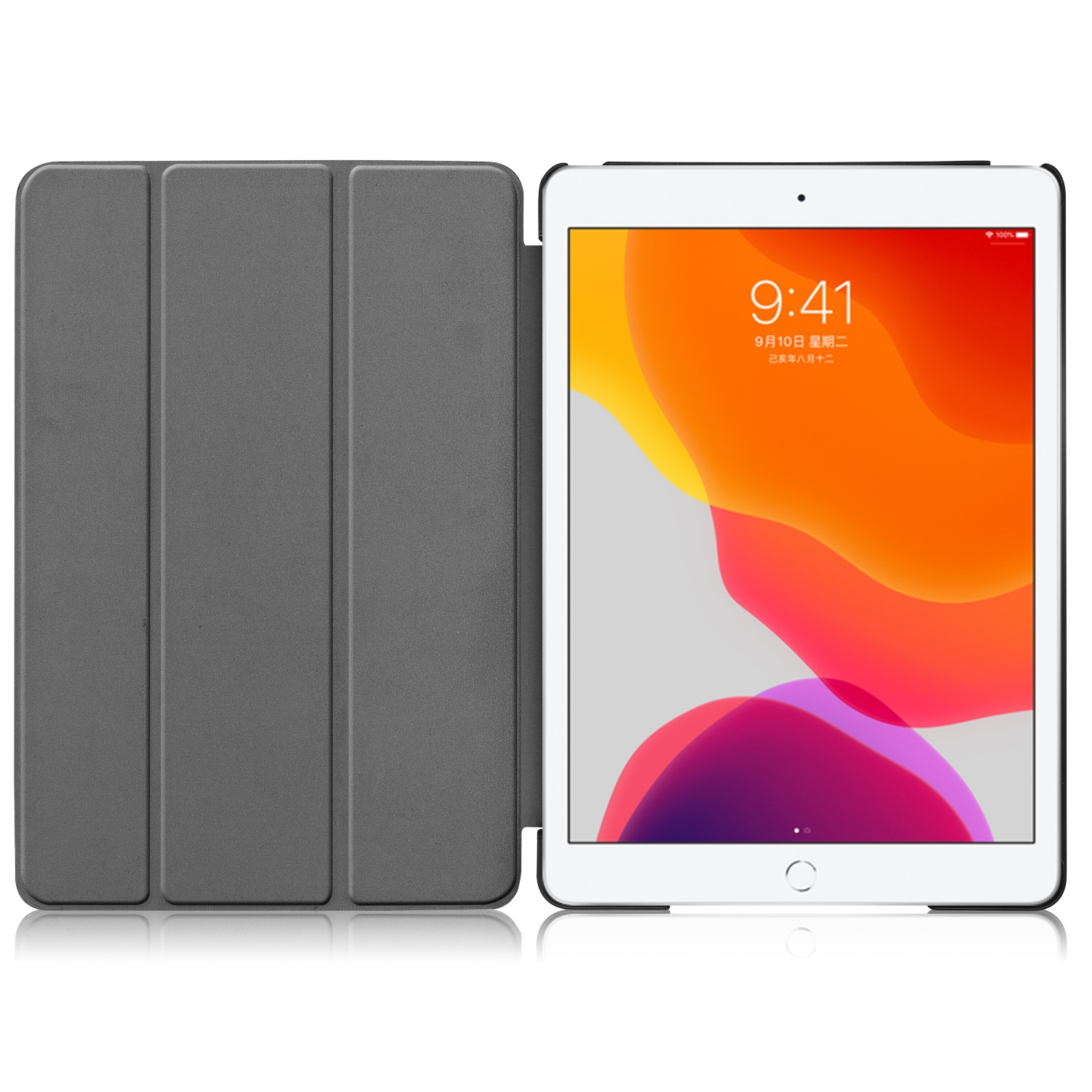 Ein graues iPad mit Hülle. Der Bildschirm zeigt eine Uhr und das Datum an.
