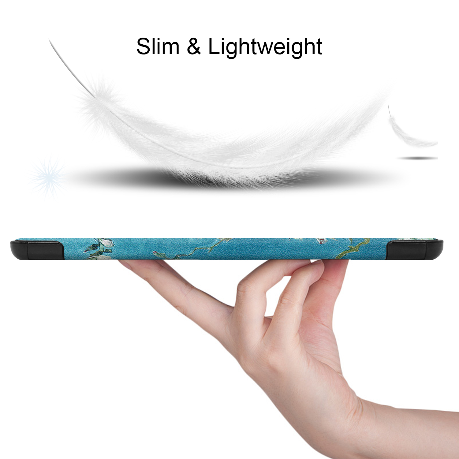 Eine Hand hält eine Tablet-Hülle, darüber schwebt eine Feder, weißer Hintergrund.