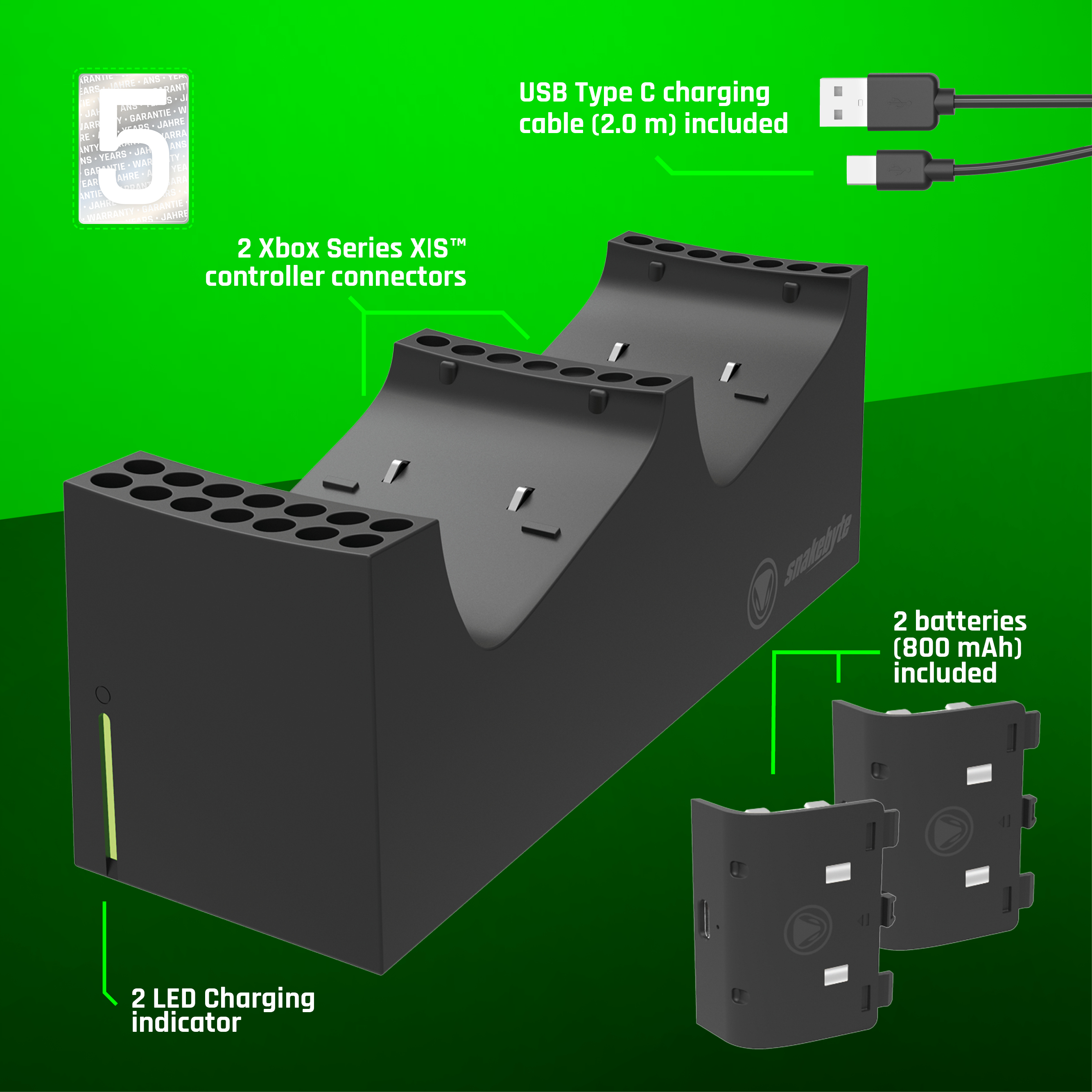 Schwarze Ladestation mit zwei Batterien und einem USB-Kabel, alles auf grünem Hintergrund.
