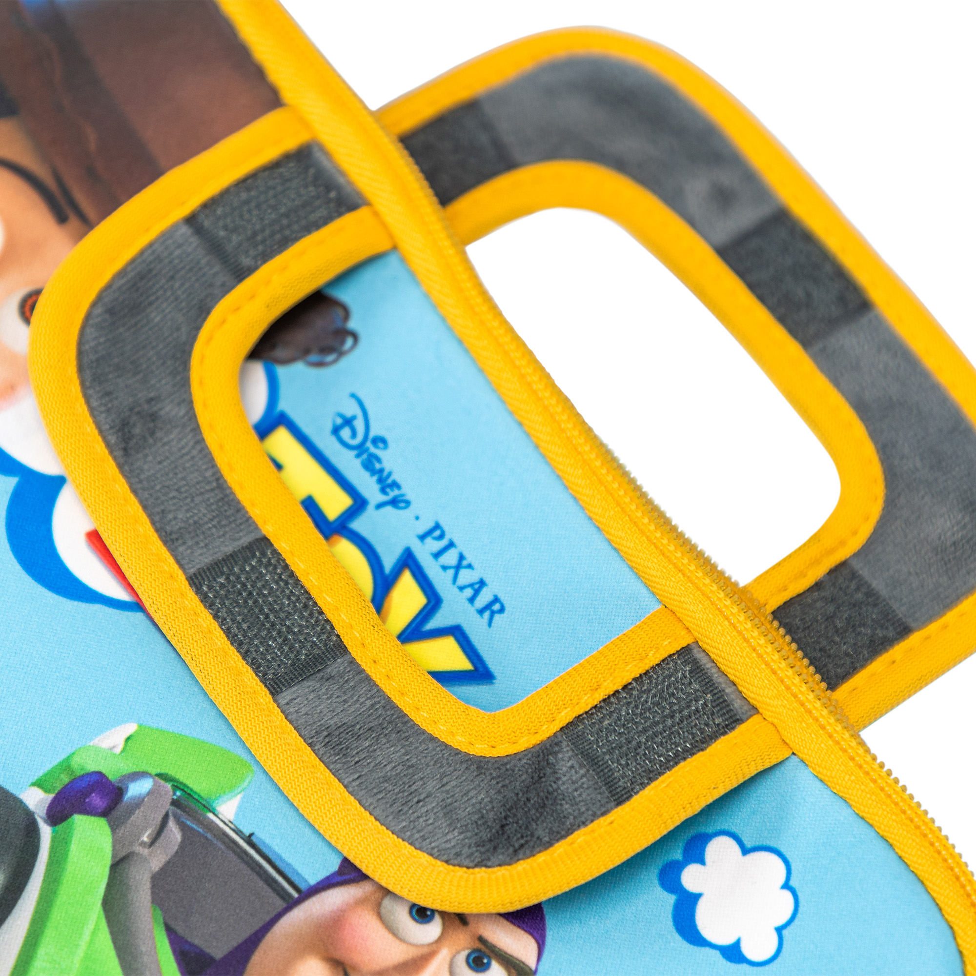 Nahaufnahme einer blauen Toy Story Tasche mit gelbem Griff und Reißverschluss.