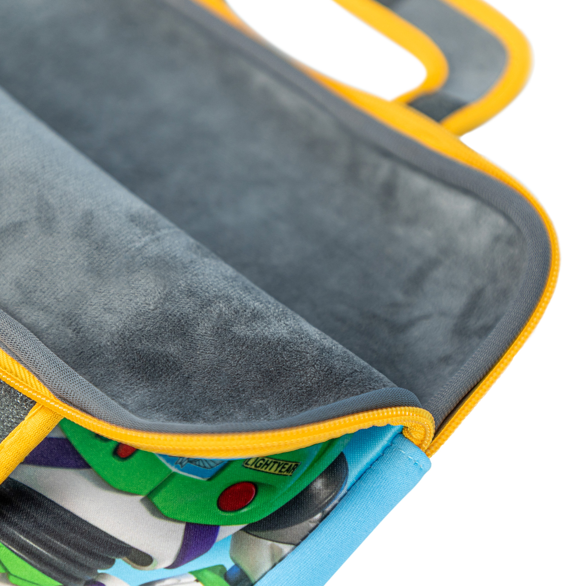 Eine Decke mit Buzz Lightyear-Design ist zusammengerollt, wobei das Design von innen sichtbar ist.