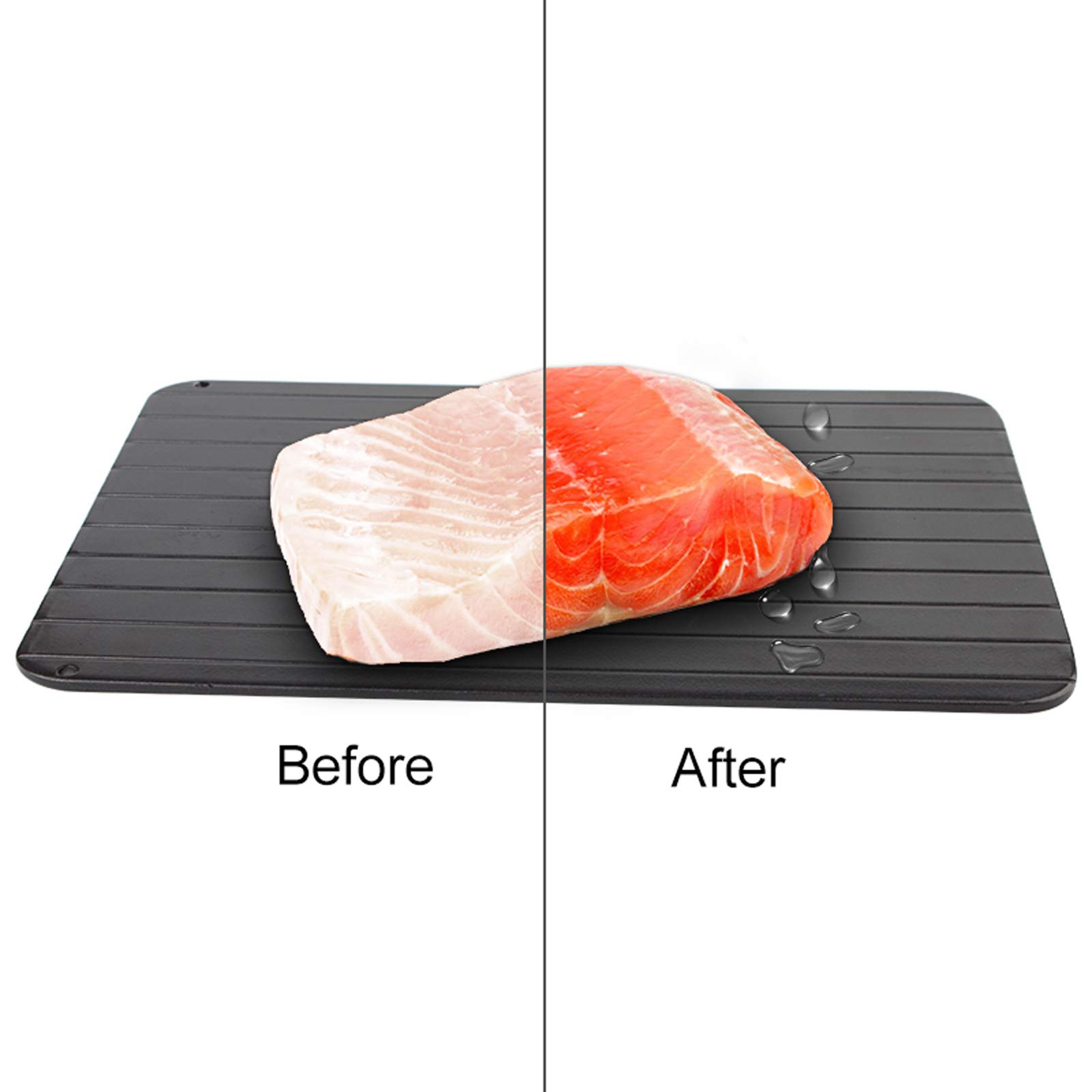 Ein schwarzes Tablett mit einem Stück rohen Lachs, halb roh und halb gekocht.