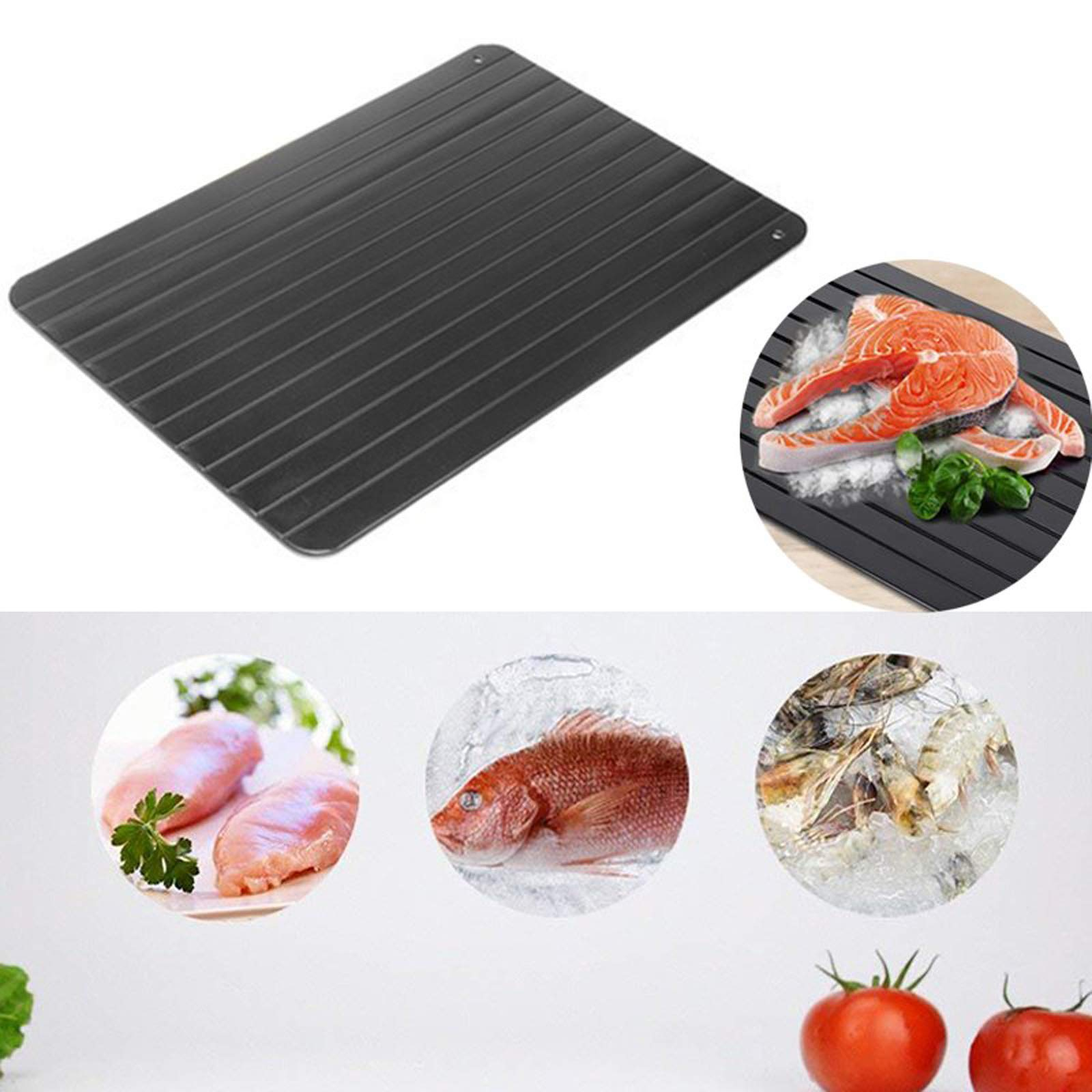 Schwarzes Tablett mit gerillter Oberfläche. Lachs, Fisch, Huhn, Tomaten und Garnelen ausgestellt.