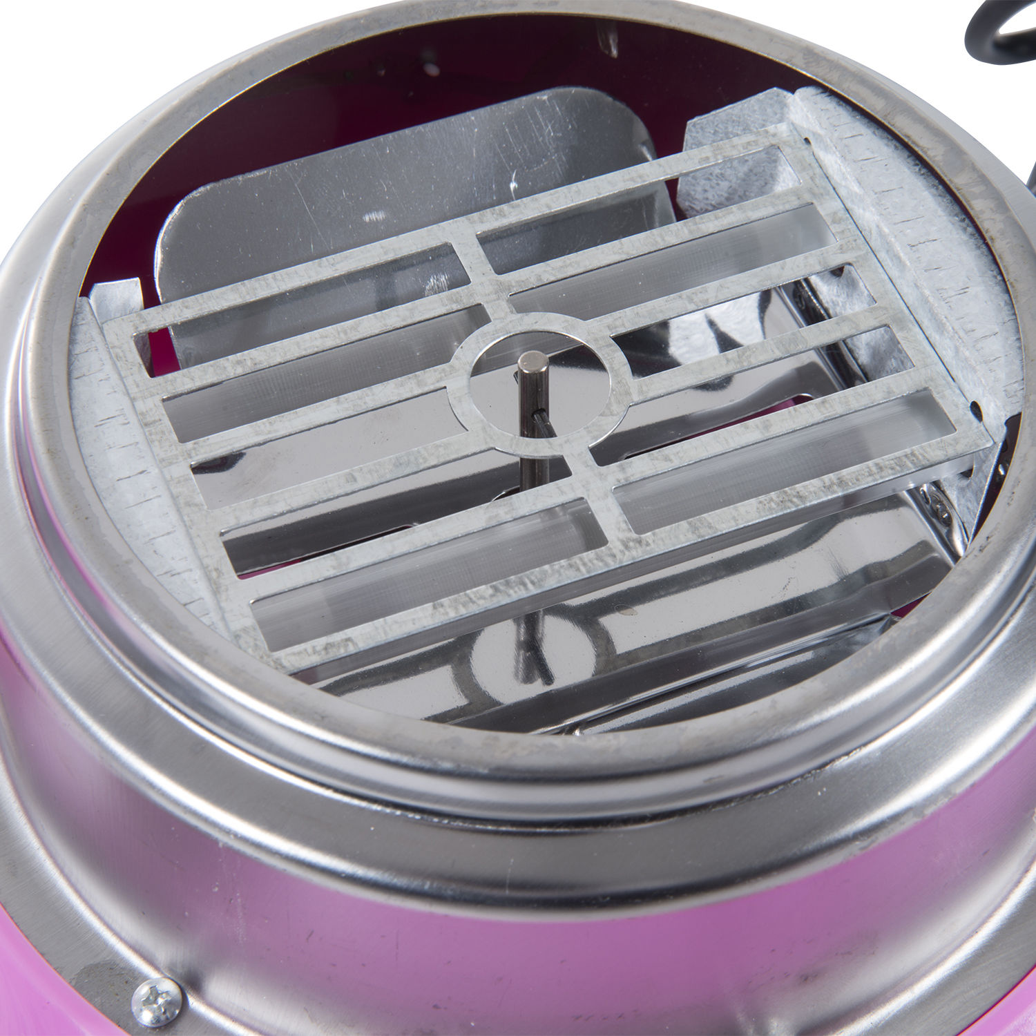 Máquina de algodón de azúcar rosa con parrilla plateada y cuenco de acero inoxidable.