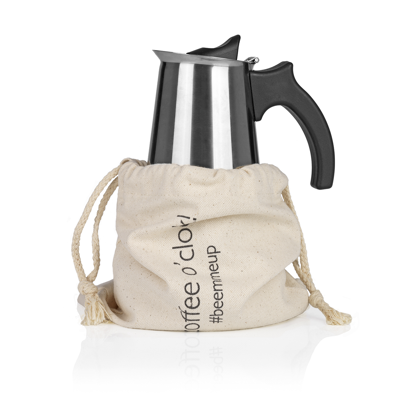 Edelstahl-Kaffeemaschine in einer cremefarbenen Tasche. Die Tasche hat den Text '#beemineup'. Weißer Hintergrund.