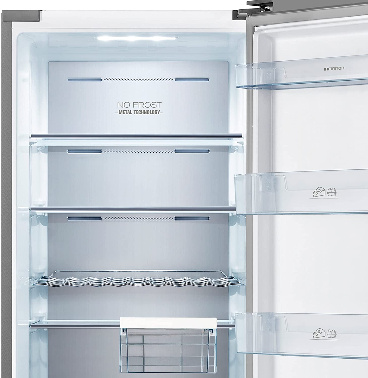 Dentro de un frigorífico, mostrando estantes, una vinoteca y el letrero de tecnología metálica "No Frost".