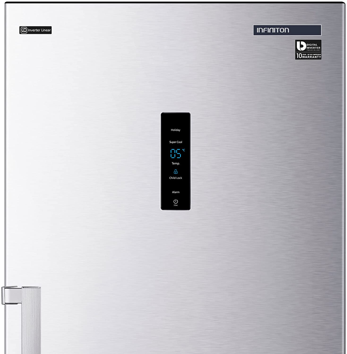 Refrigerador de acero inoxidable con panel de control digital que muestra la temperatura. Puerta plateada.