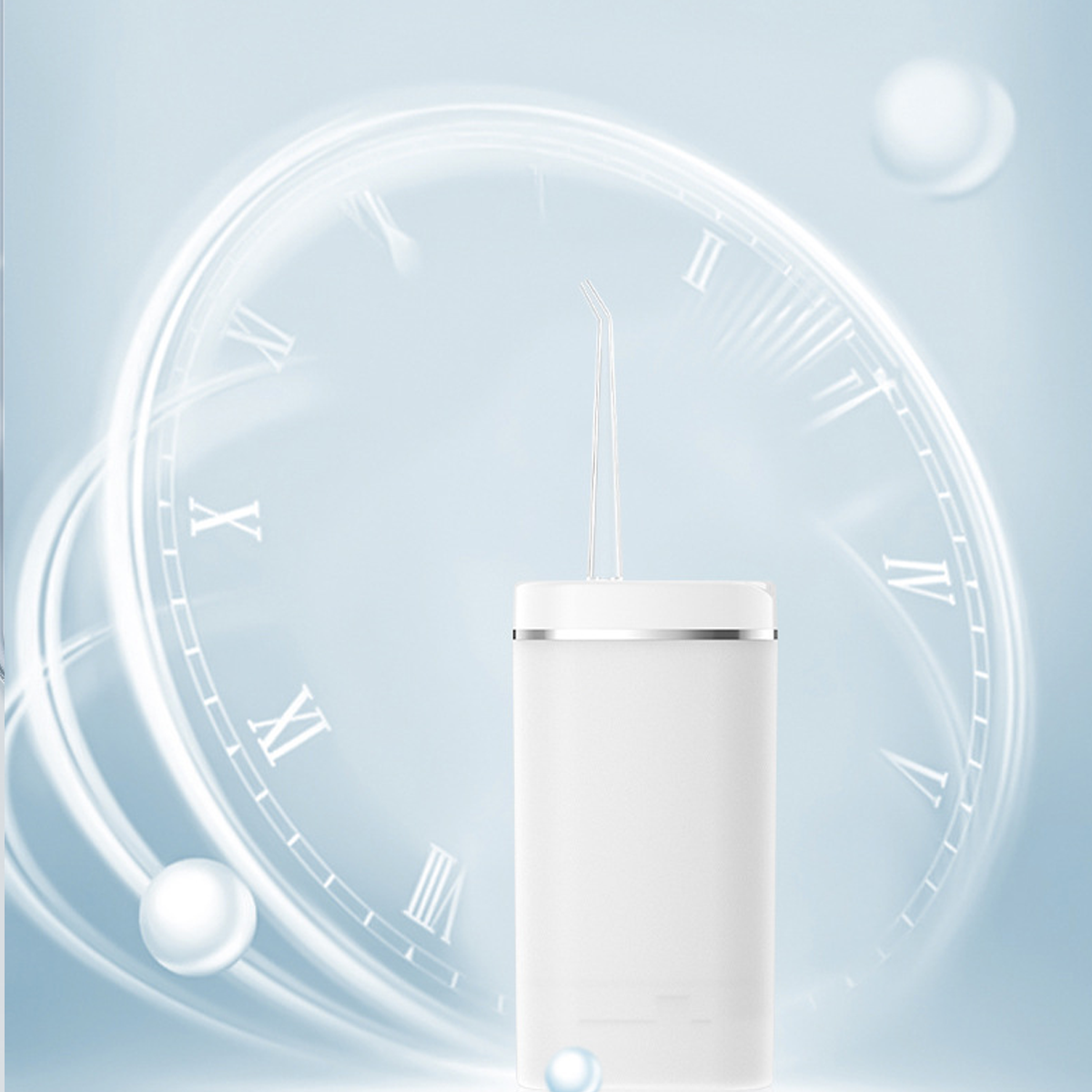 Irrigador oral blanco con boquilla delgada. Detrás, diseño de reloj con esferas flotantes.