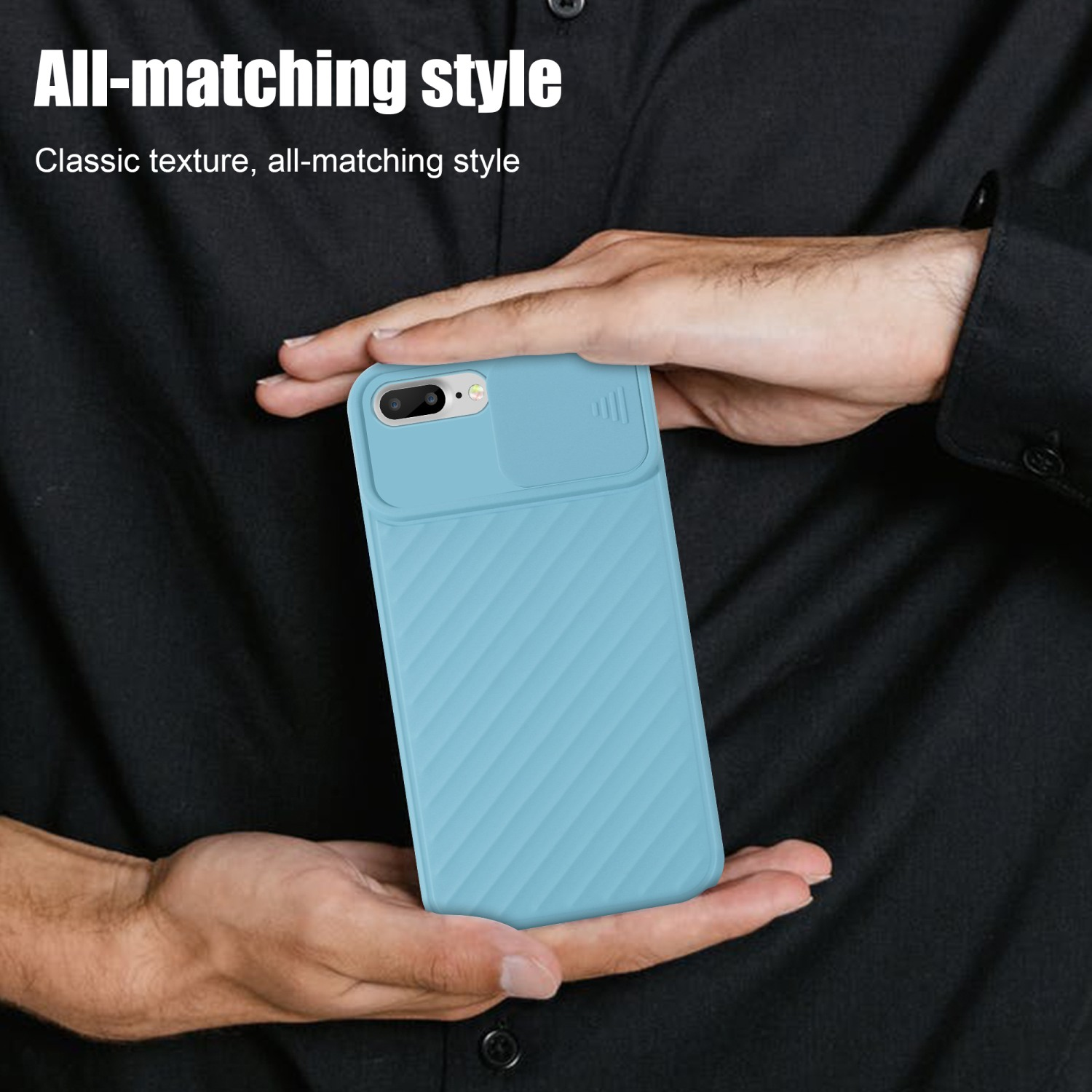 Eine hellblaue Handyhülle mit einem Schiebe-Kamera-Cover, gehalten von einer Person in einem schwarzen Hemd.
