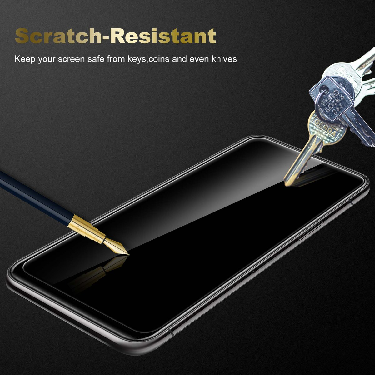 Écran de téléphone avec protecteur, clés et stylo sur une surface sombre.
