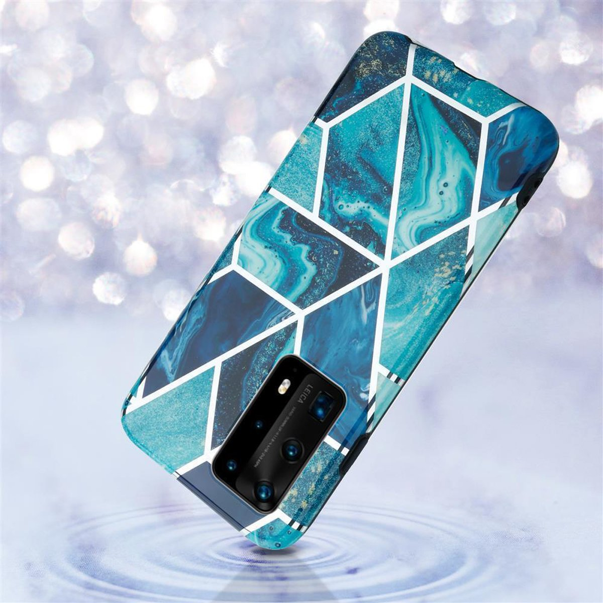 Custodia per telefono con motivo geometrico blu e verde acqua. Telefono nella custodia.