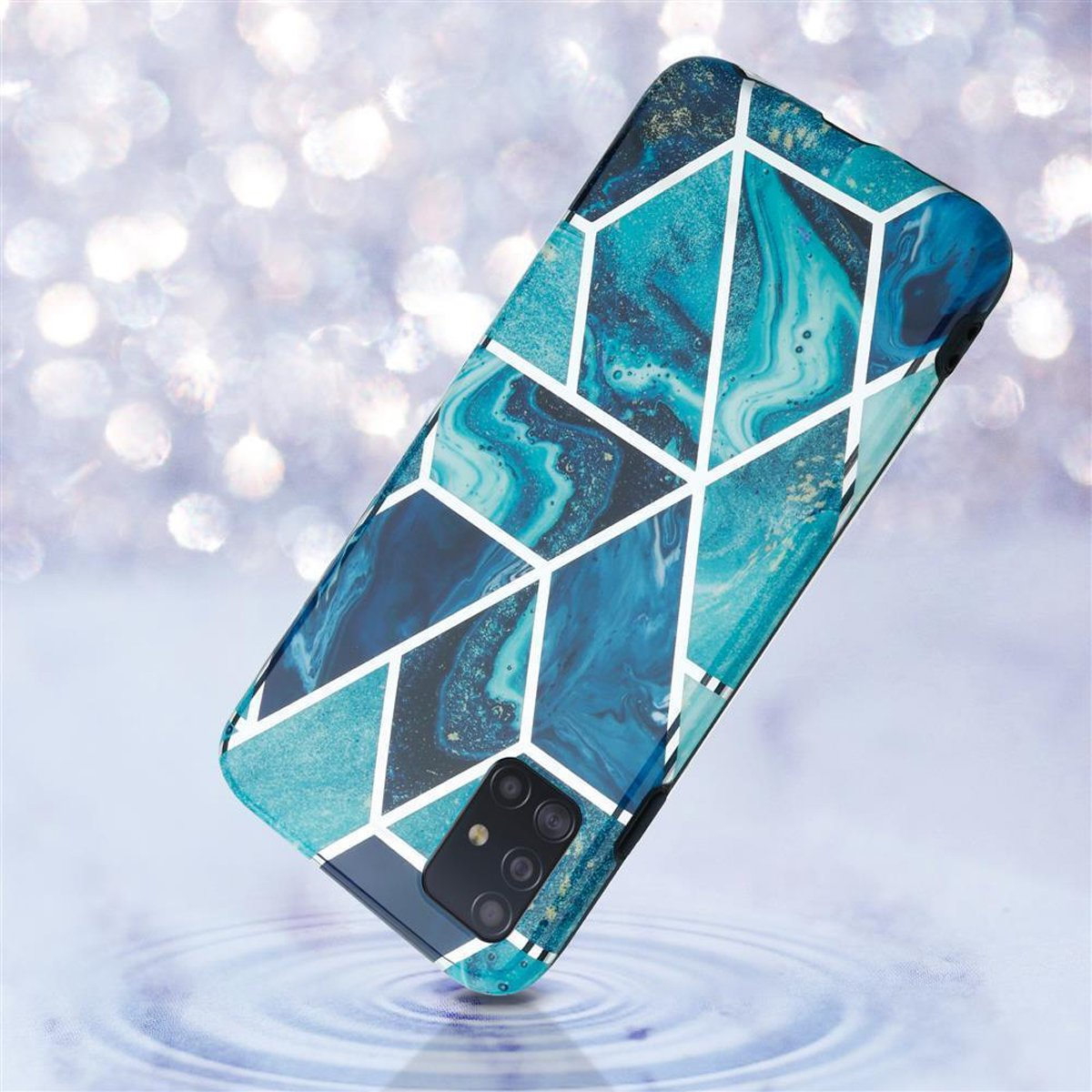 Una custodia per telefono con motivi blu e bianchi che fluttua. Il design presenta forme geometriche e una texture simile al marmo.