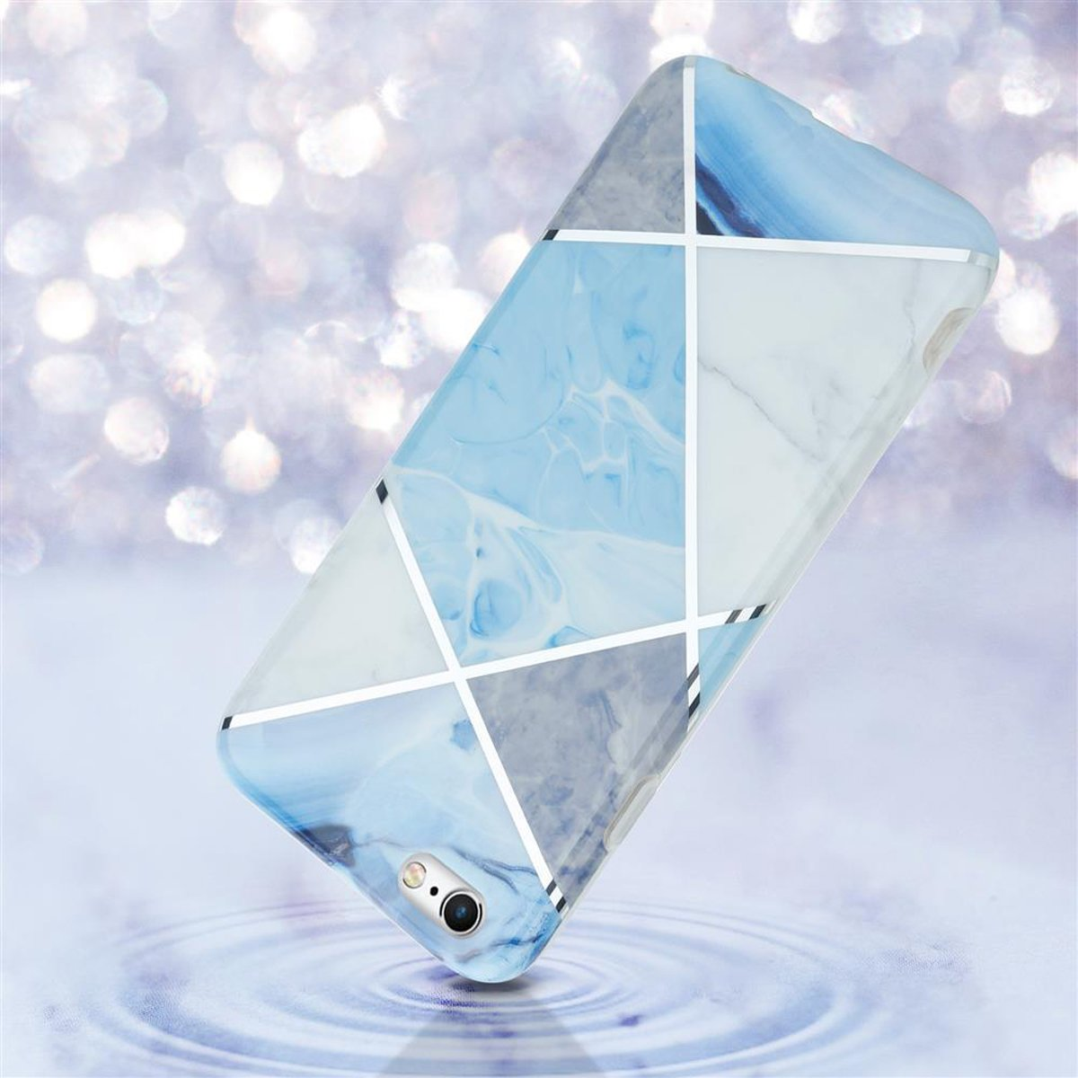 Eine blaue Handyhülle mit geometrischem Design ist abgewinkelt und schwebt über Wasser.