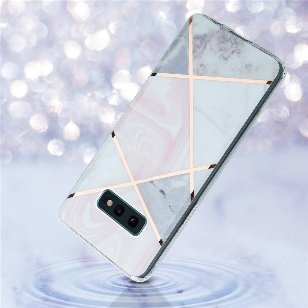 Custodia per telefono in marmo bianco e rosa con linee dorate. La custodia è trasparente. Sfuocato.