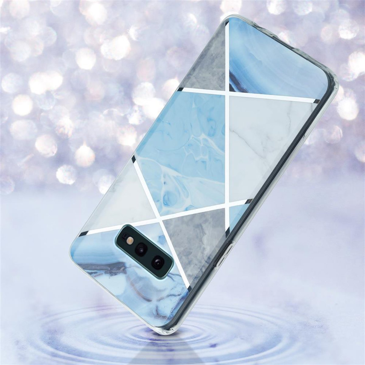 Custodia per telefono con design in marmo blu, linee bianche. Vista angolata, su superficie ad onde d'acqua.