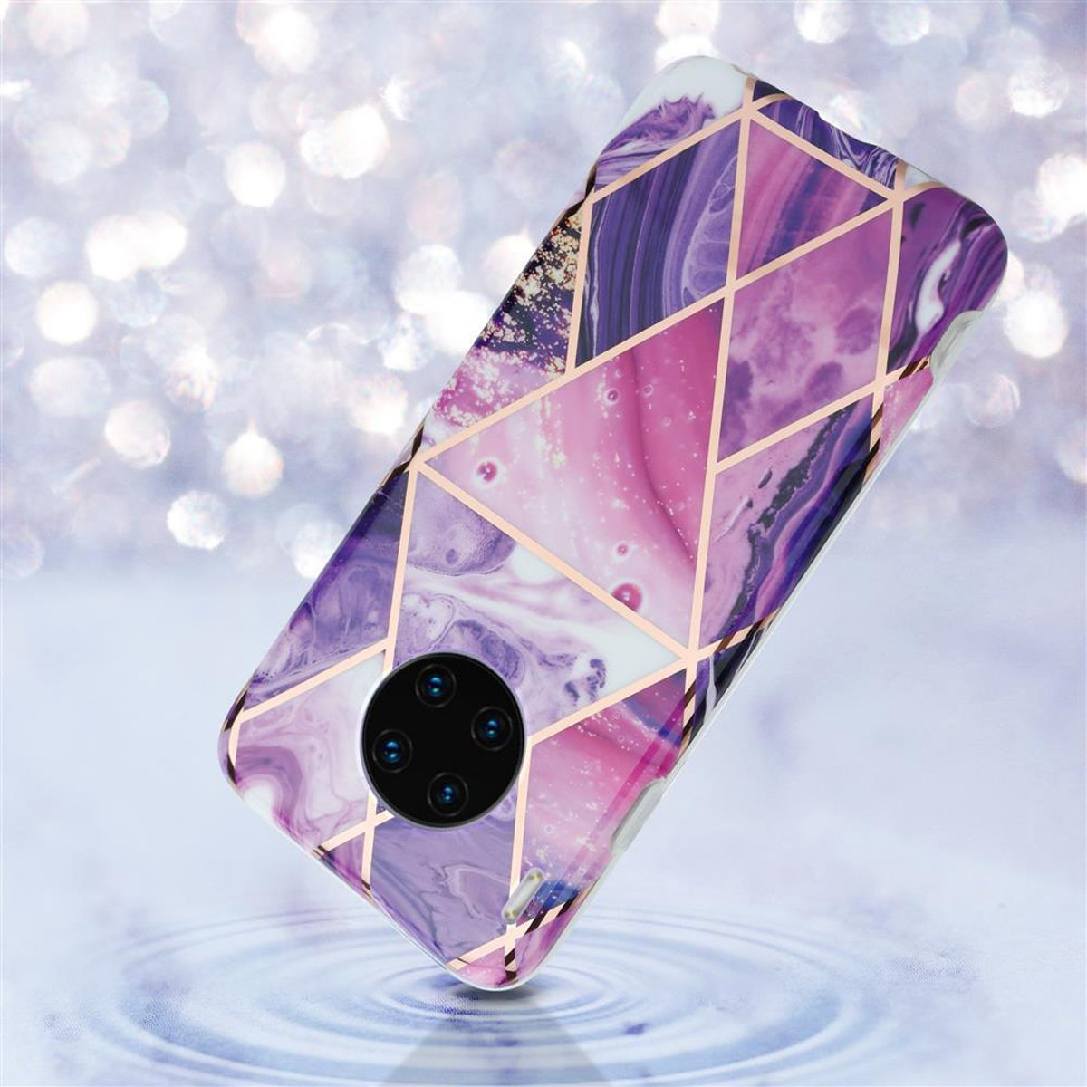 Custodia per telefono con design a marmo rosa e viola, con linee dorate. Il telefono è inclinato.