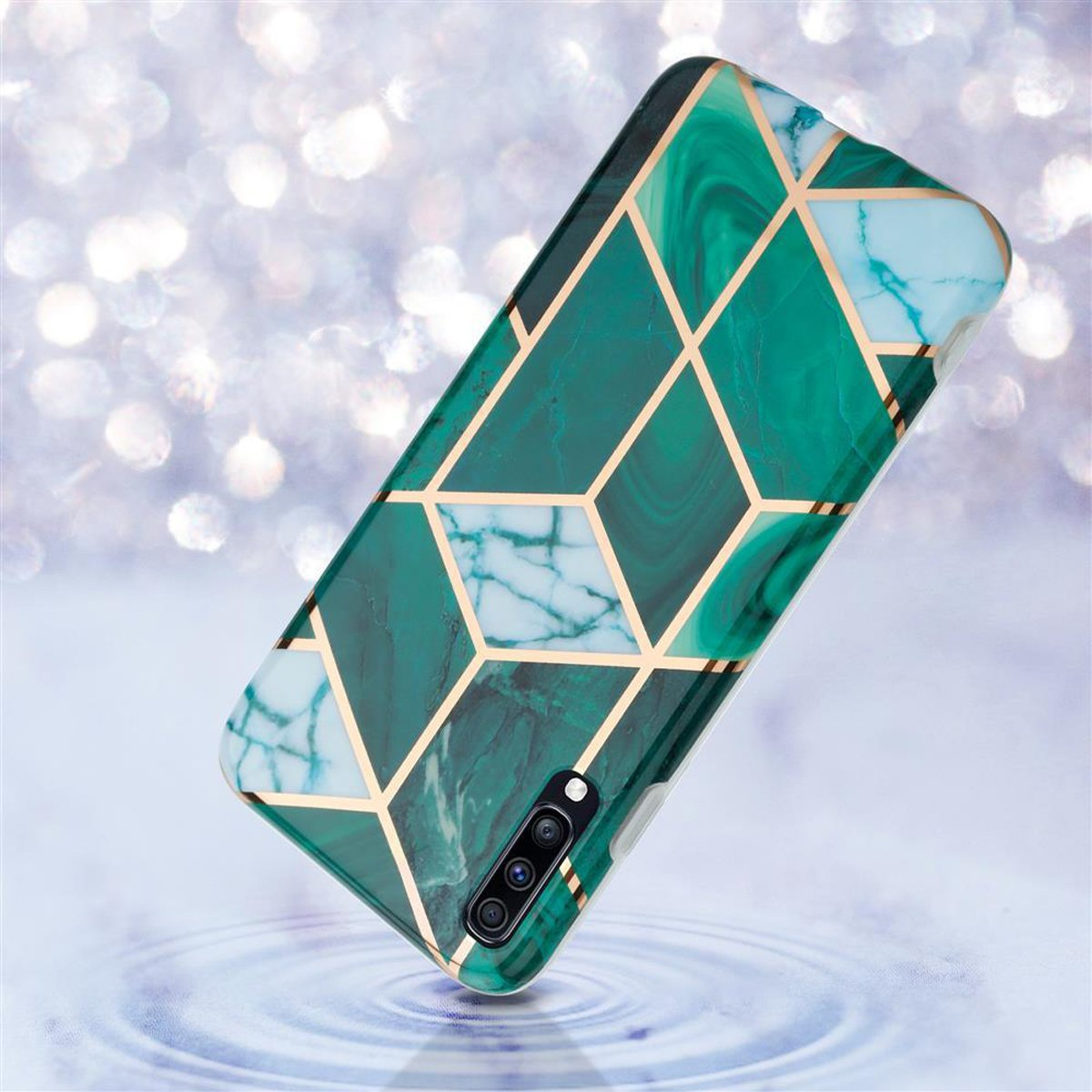 Custodia per telefono in marmo verde con motivi geometrici dorati e fotocamera multi-obiettivo.