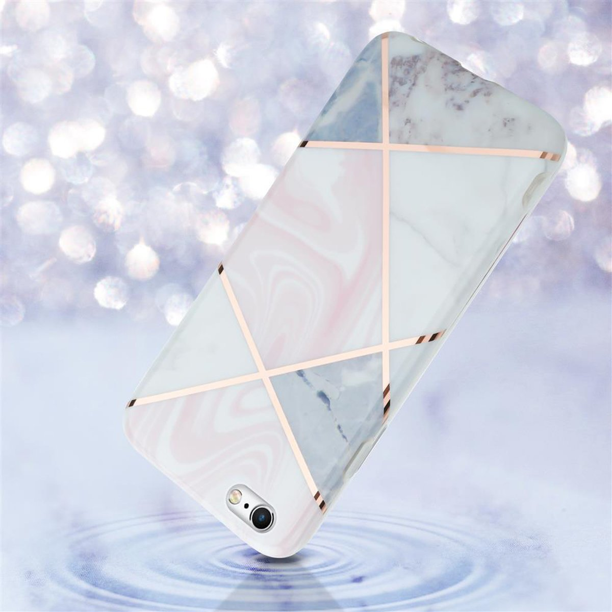 Handyhülle mit Marmordesign. Die Hülle hat goldene Linien und befindet sich auf Wasserhintergrund.