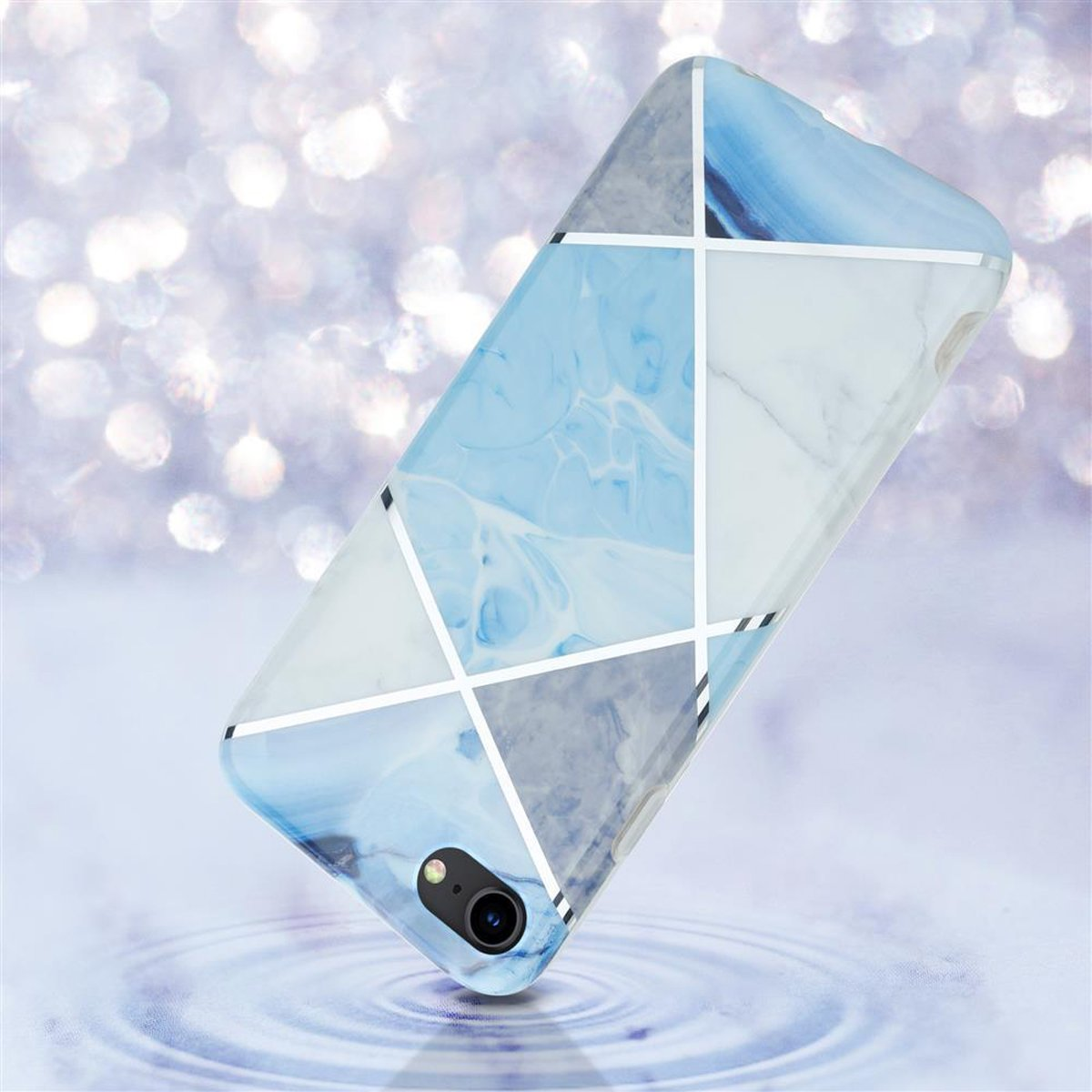 Una custodia per telefono con un design marmorizzato blu e bianco con forme geometriche. La custodia è angolata.