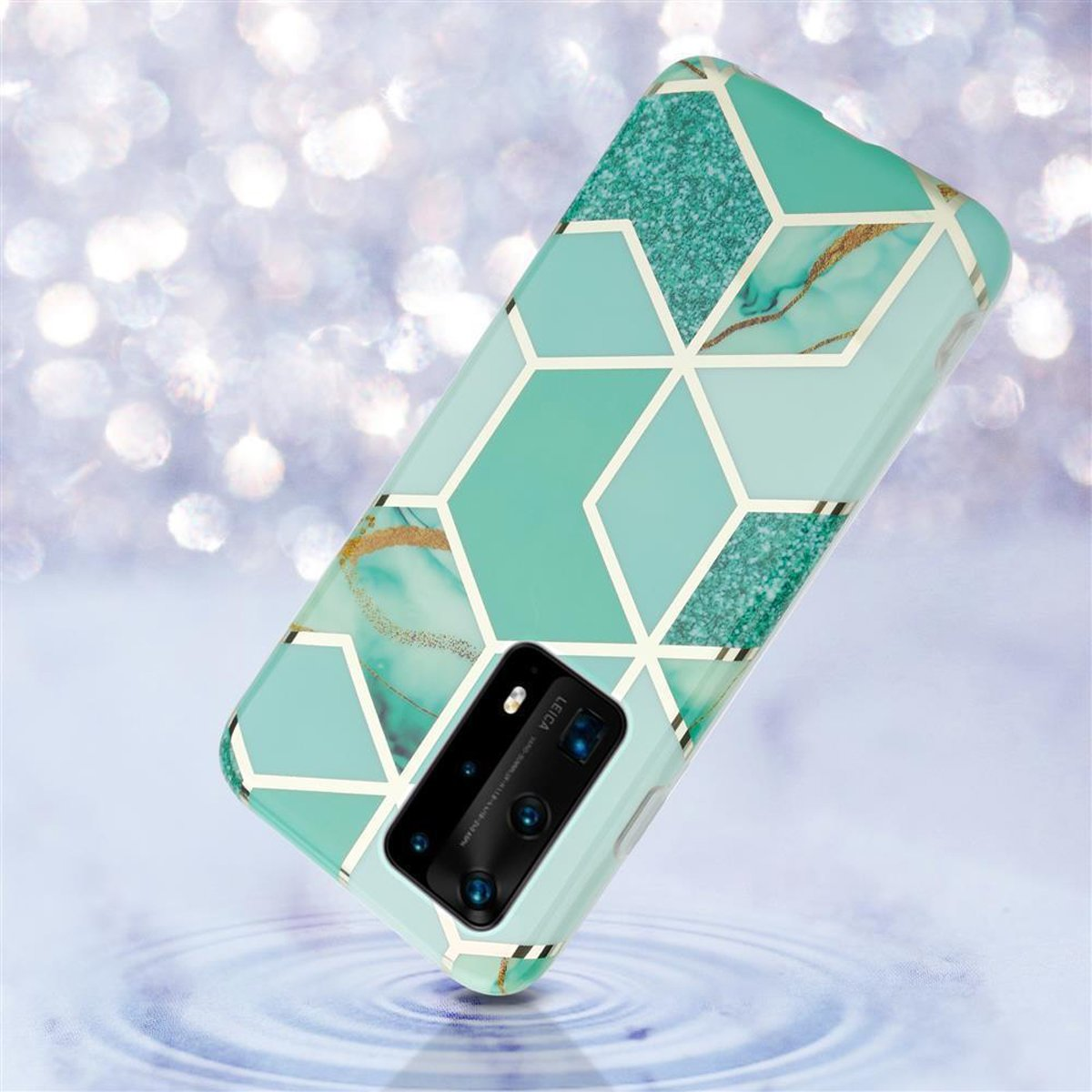 Custodia teal con design geometrico, su sfondo acquatico sfocato.