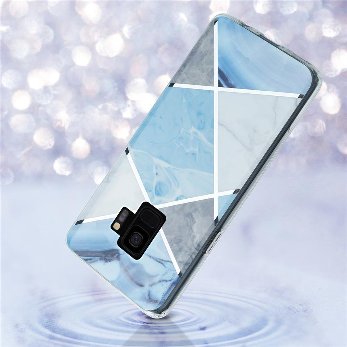 Una custodia per telefono con un design a marmo è mostrata ad angolo, con un effetto di increspature d'acqua sullo sfondo.