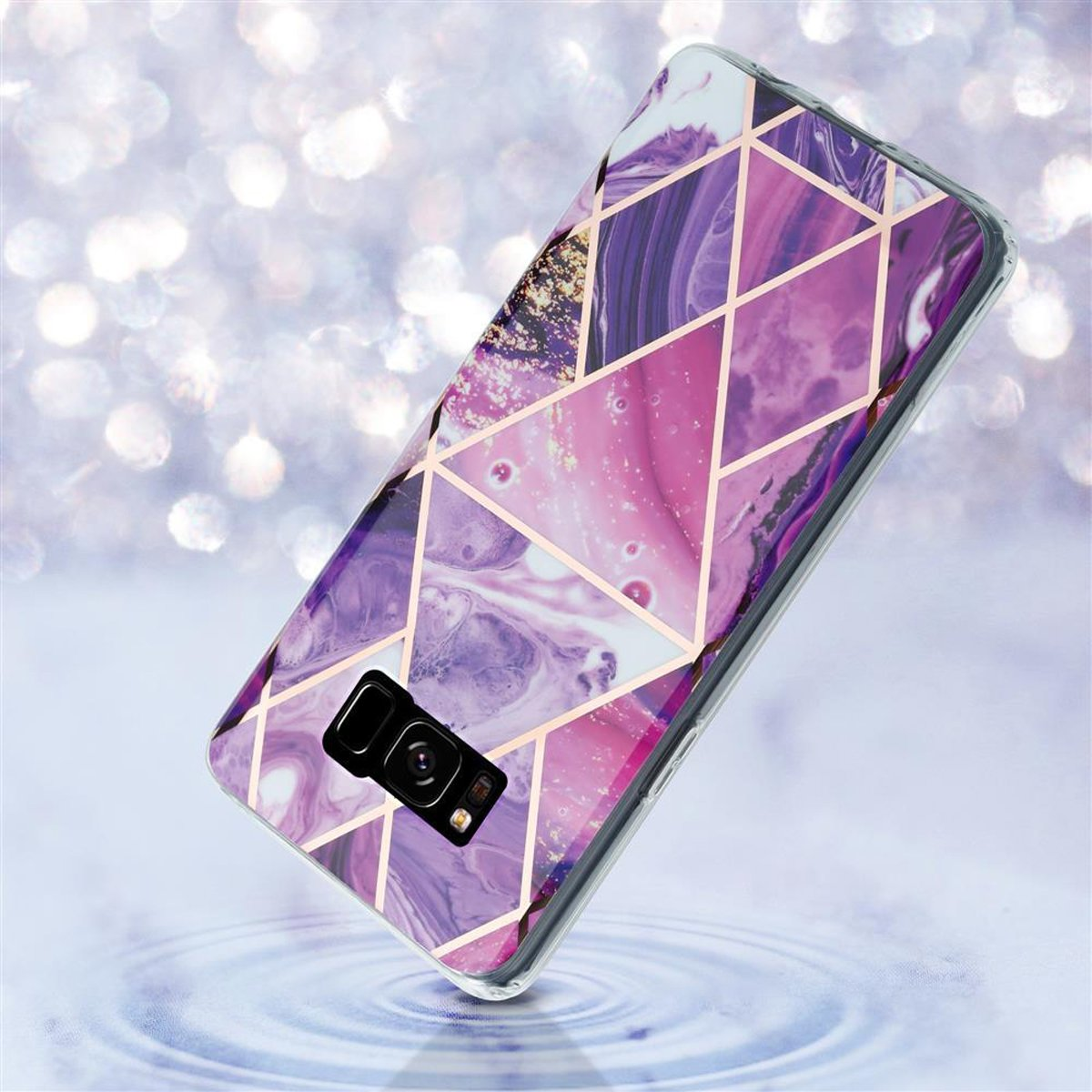 Una custodia per telefono con un design geometrico di colori rosa e viola su sfondo chiaro.
