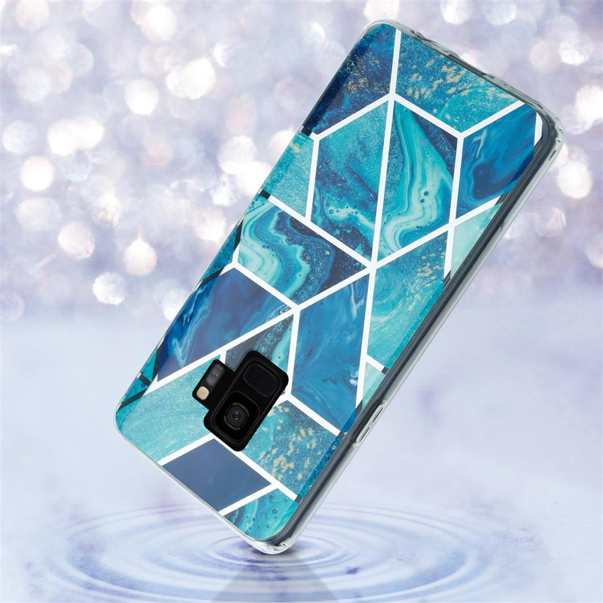 Custodia del telefono con design geometrico blu, su sfondo sfocato.