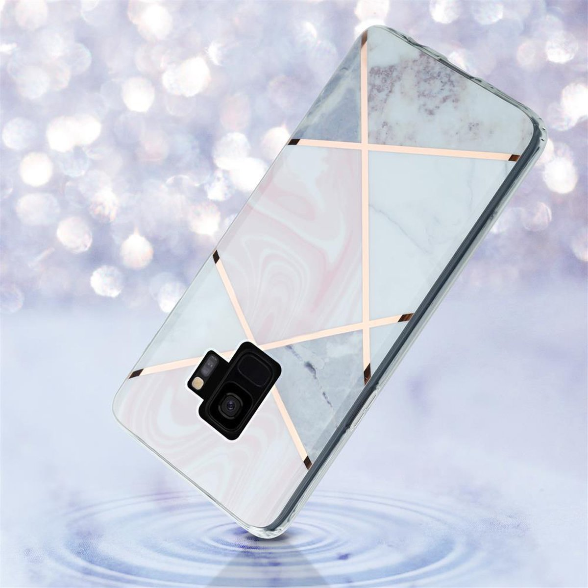 Custodia per telefono con un design a marmo. Ha linee dorate e un bordo trasparente. Il telefono ha una fotocamera.