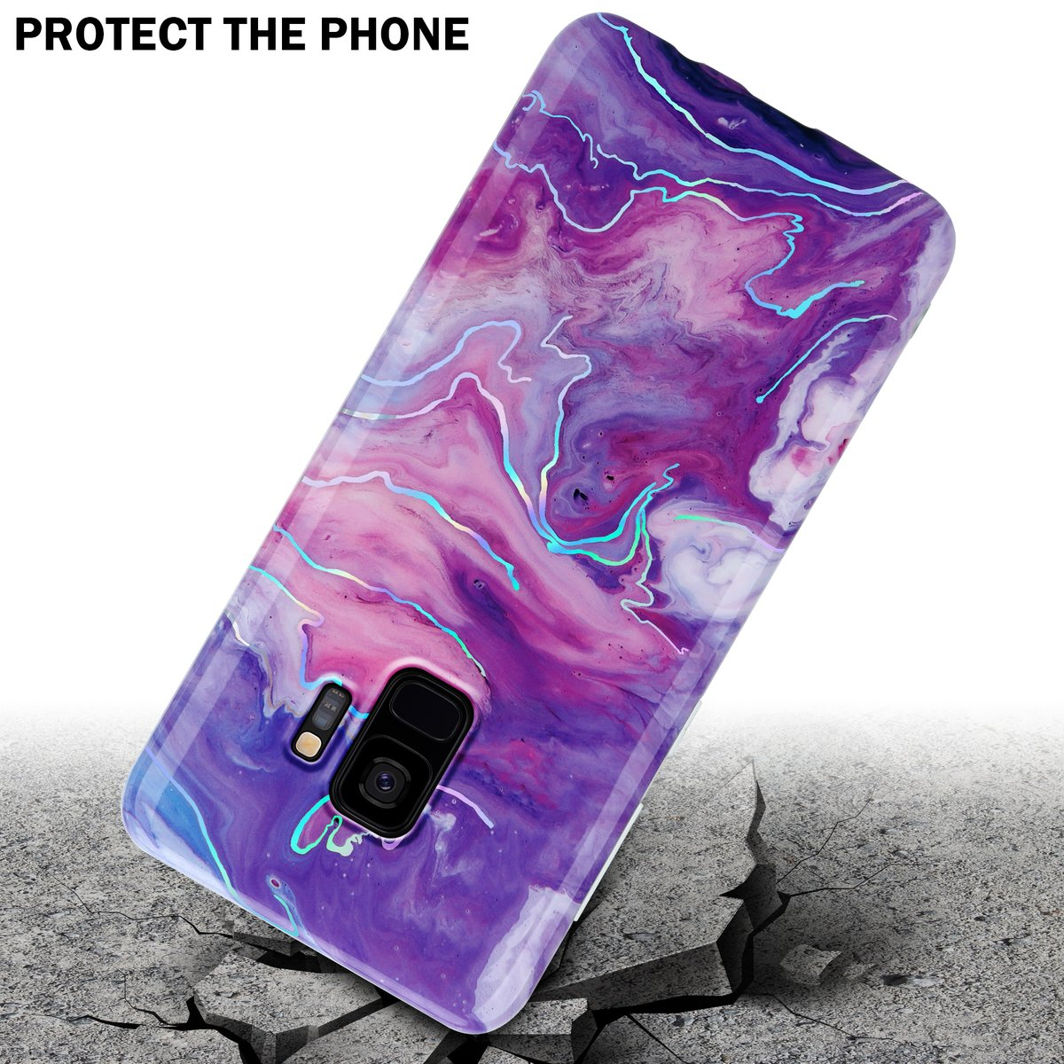 Una custodia per telefono con un motivo marmorizzato viola, rosa e blu. Terreno incrinato in primo piano.