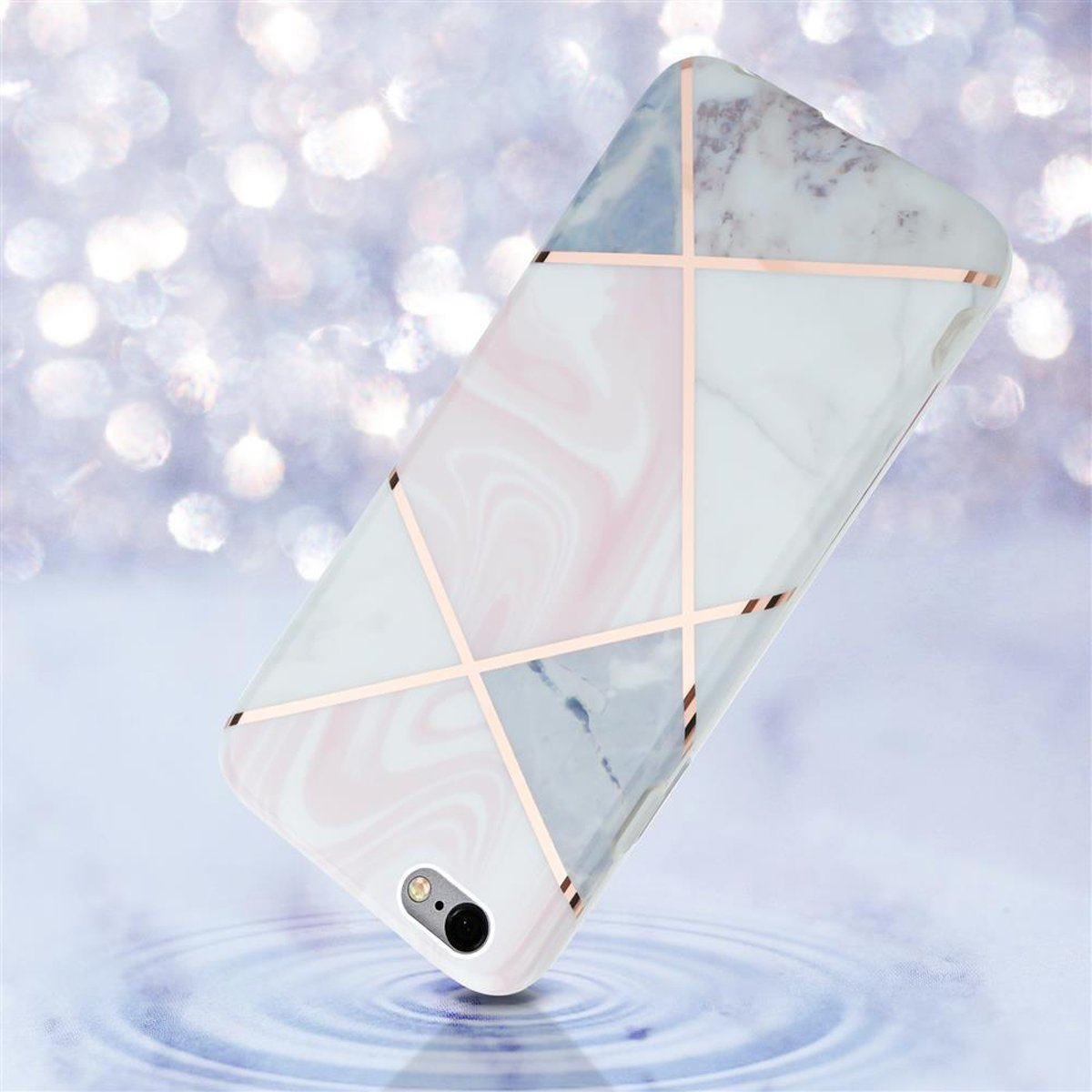 Eine Handyhülle mit Marmordesign, rosa und weiß mit goldenen Akzenten. Es schwebt im Wasser.