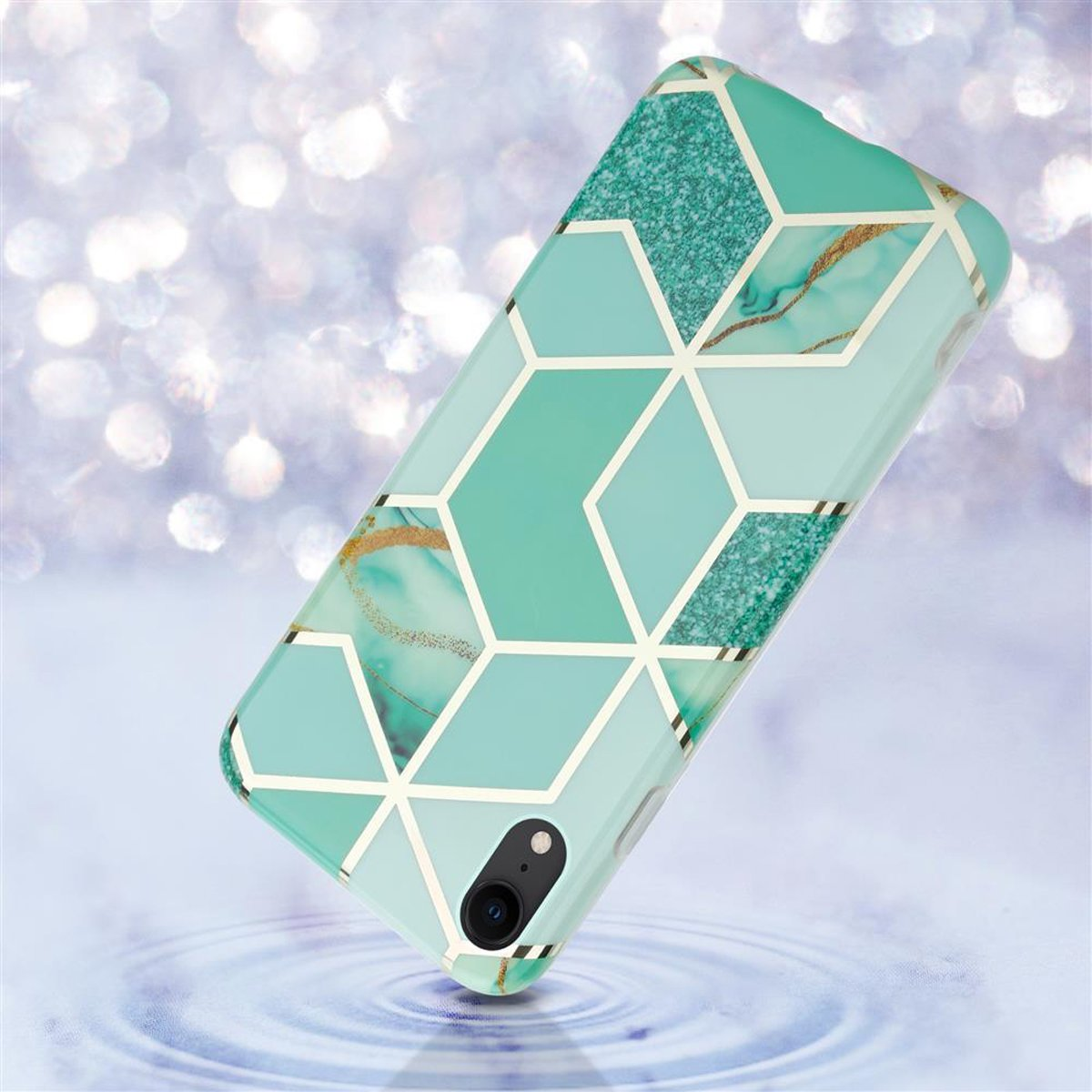 Custodia per telefono con motivo geometrico verde acqua e oro, fluttuante su sfondo sfocato e acquoso.