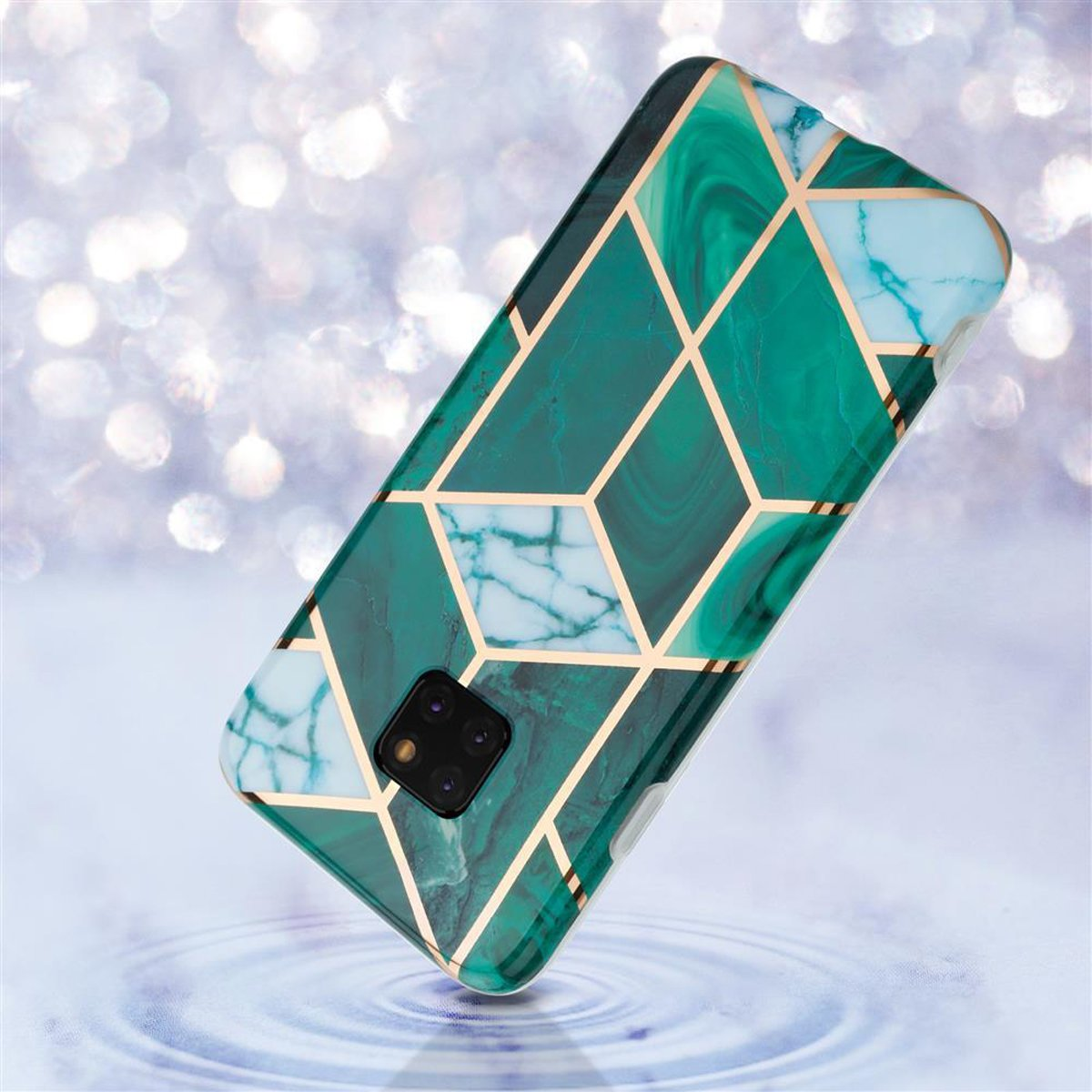 Custodia verde con linee geometriche dorate e design marmoreo. Sfondo azzurro.