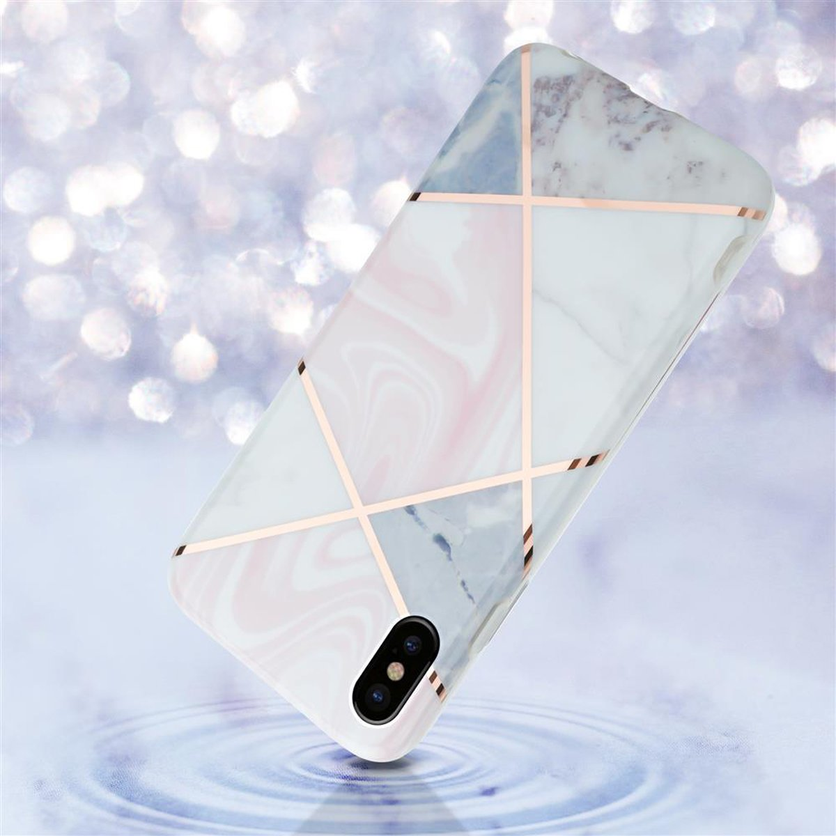 Una custodia per telefono con un design marmorizzato, bianco, rosa e grigio con accenti dorati, leggermente inclinata.